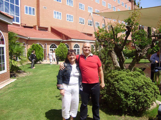 Foto con John Curtn Presidente de la Federación Española de reiki en un congreso en Madrid