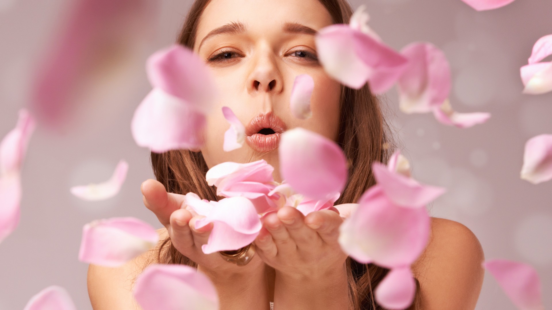 000 belleza estetica mujer soplar petalos rosa