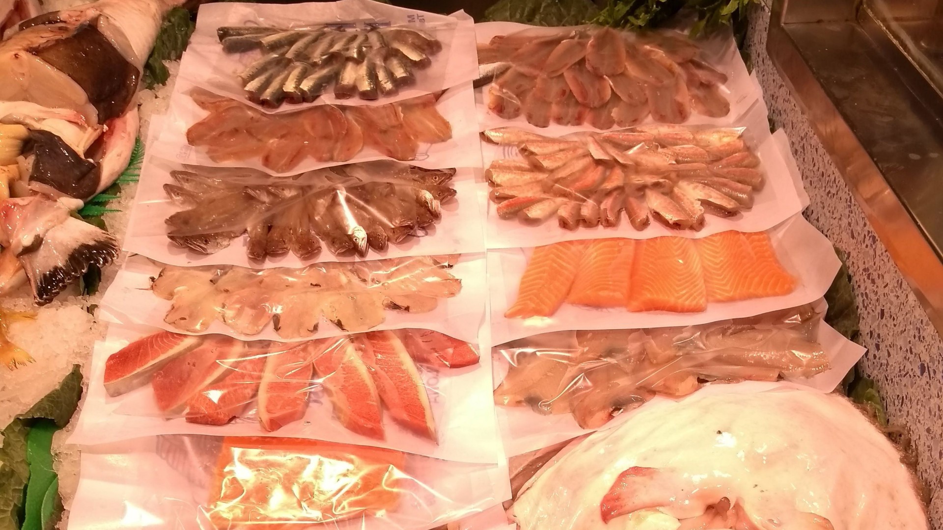 Pescado fresco listo para cocinar en Ciutat Vella, Barcelona
