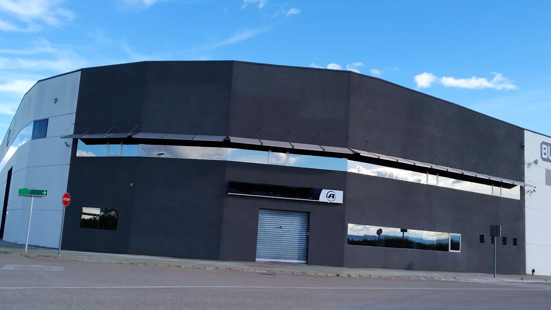 FACHADA DE NAVE INDUSTRIAL CON REVESTIMIENTO DE CORCHO PROYECTADO EN VALENCIA FACHADA DE NAVE INDUSTRIAL CON REVESTIMIENTO DE CORCHO PROYECTADO EN VALENCIA