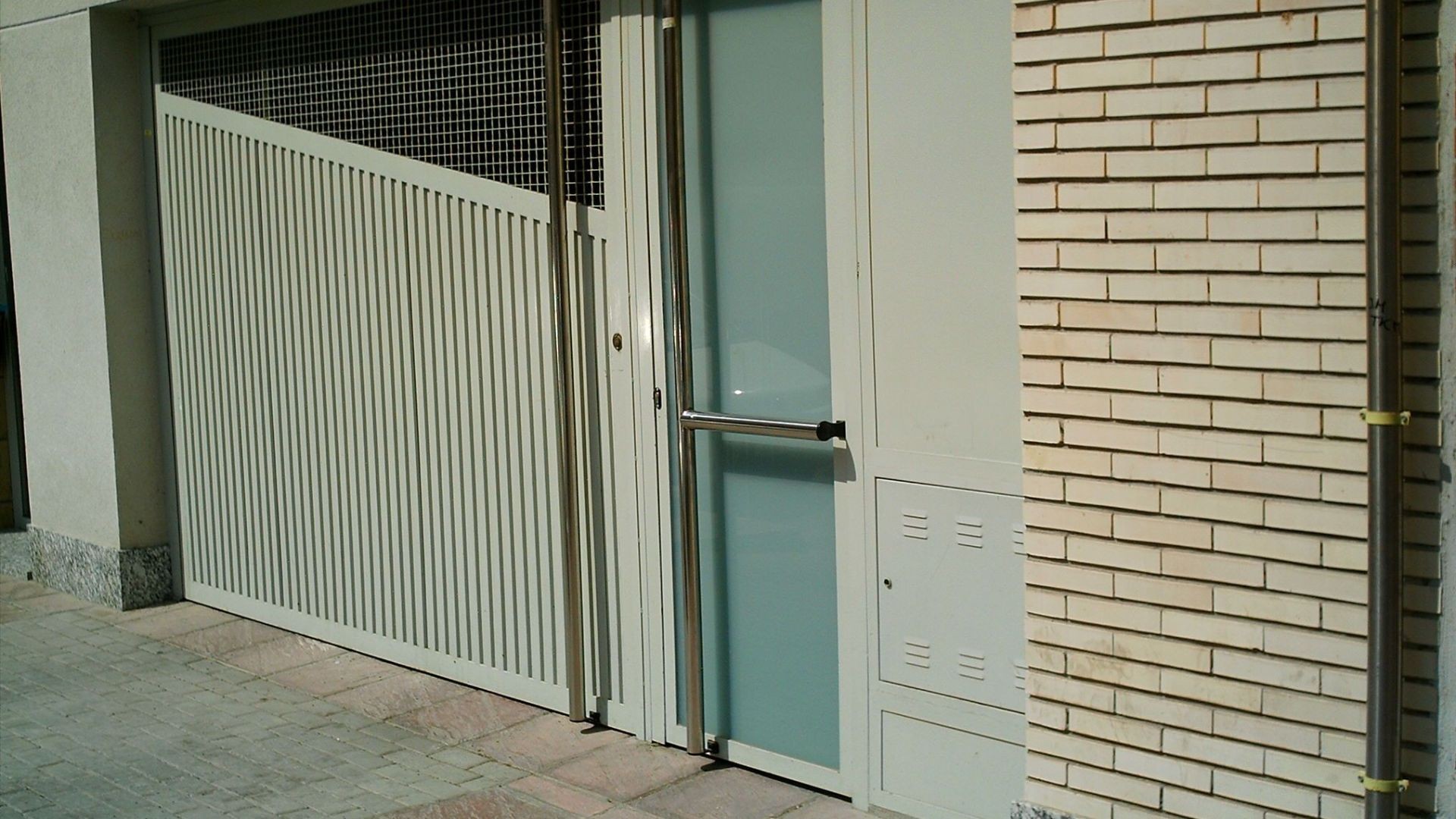 puerta de entrada de vehiculos y peatonal acceso a garaje puerta de entrada de vehiculos y peatonal acceso a garaje