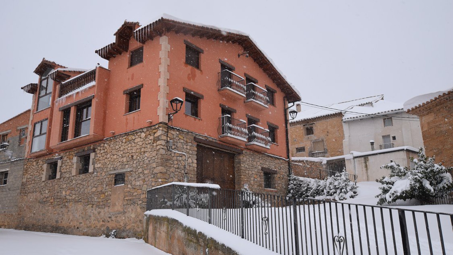 foto fachada con nieve foto fachada con nieve