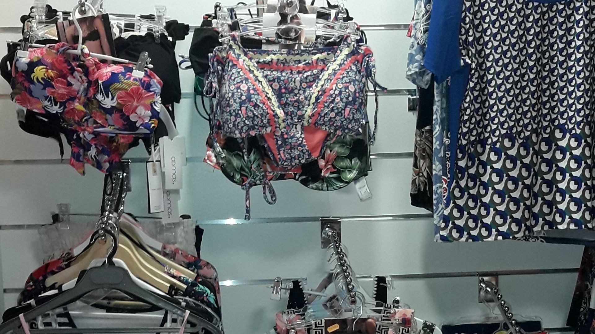 Bikinis, Bañadores y tallas grandes Camisolas veraniegas y Camisetas manga corta Bikinis, Bañadores y tallas grandes Camisolas veraniegas y Camisetas manga corta