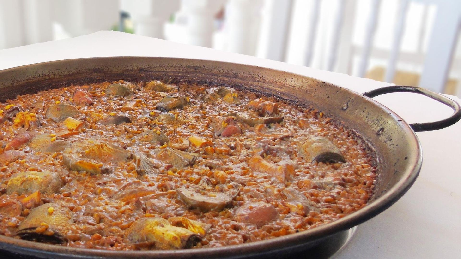 La especialidad: paella de pulpo con alcachofas La especialidad: paella de pulpo con alcachofas