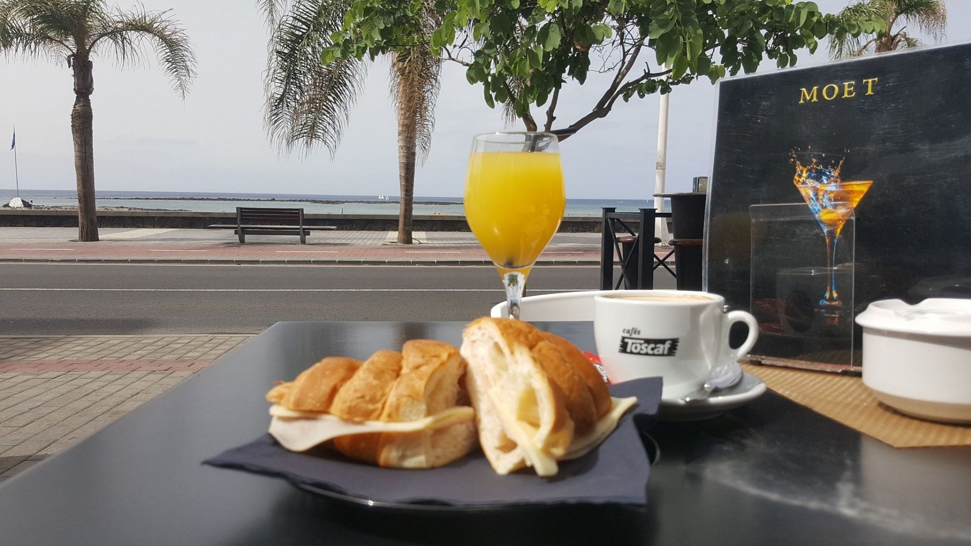 Desayunos frente a la playa de Arrecife Desayunos frente a la playa de Arrecife