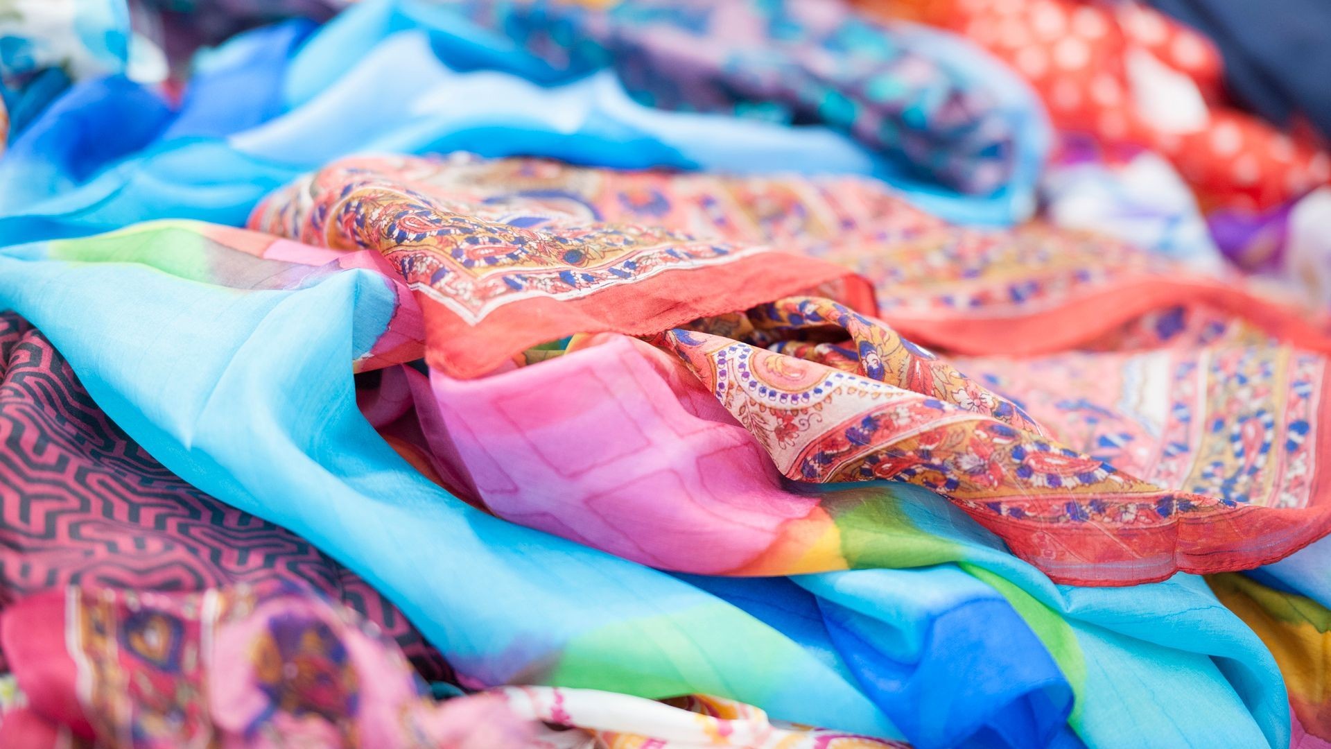 Pañuelos de seda pintados en Lavapiés Pañuelos de seda pintados en Lavapiés