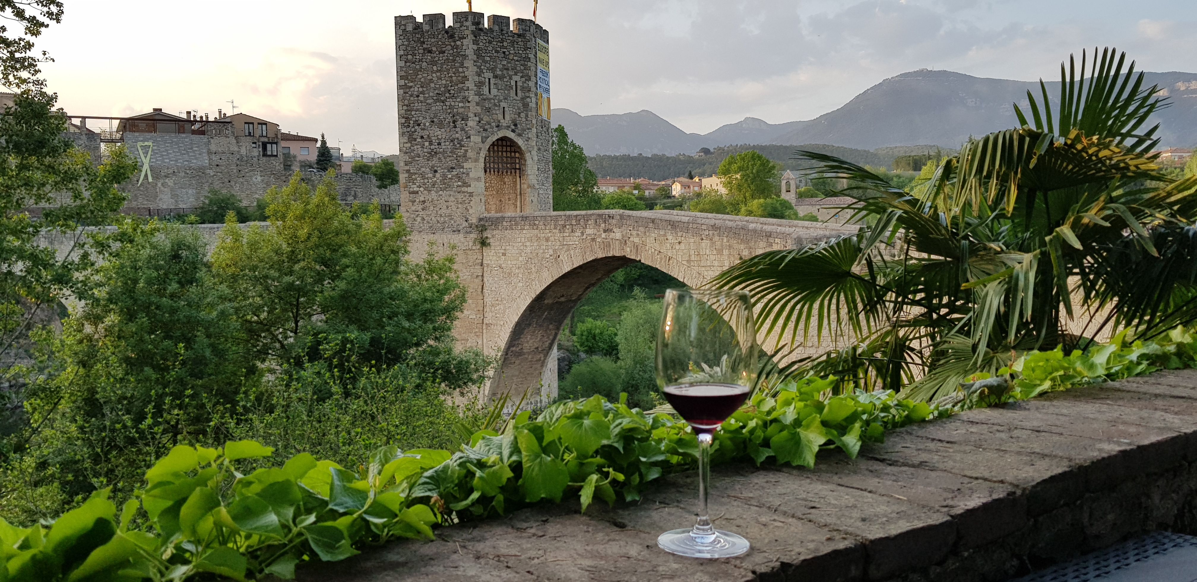 Terraza con vistas: Nuestros servicios de Buffet Lliure Castell de Besalú Terraza con vistas: Nuestros servicios de Buffet Lliure Castell de Besalú