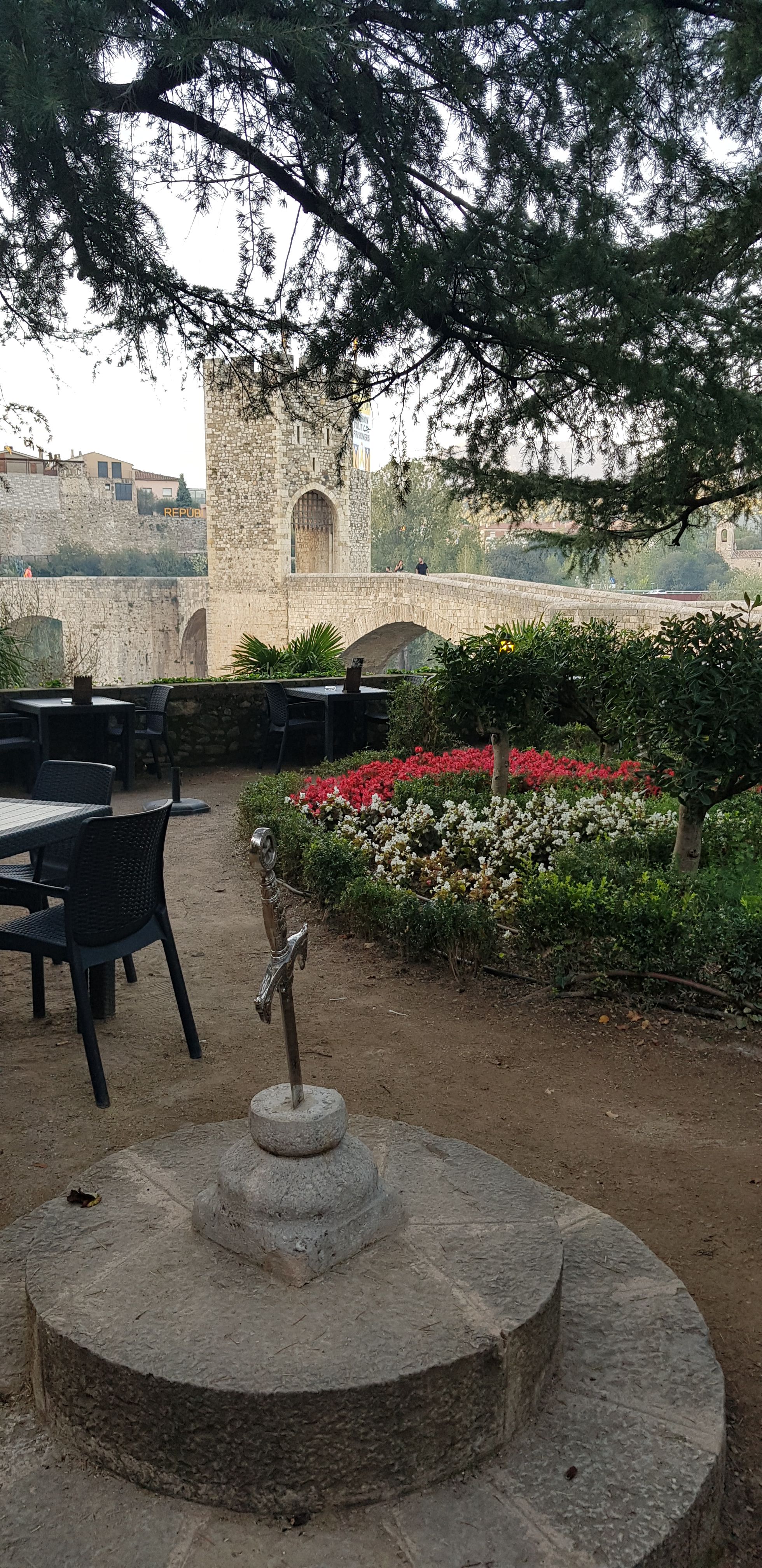 Terraza con vistas: Nuestros servicios de Buffet Lliure Castell de Besalú Terraza con vistas: Nuestros servicios de Buffet Lliure Castell de Besalú