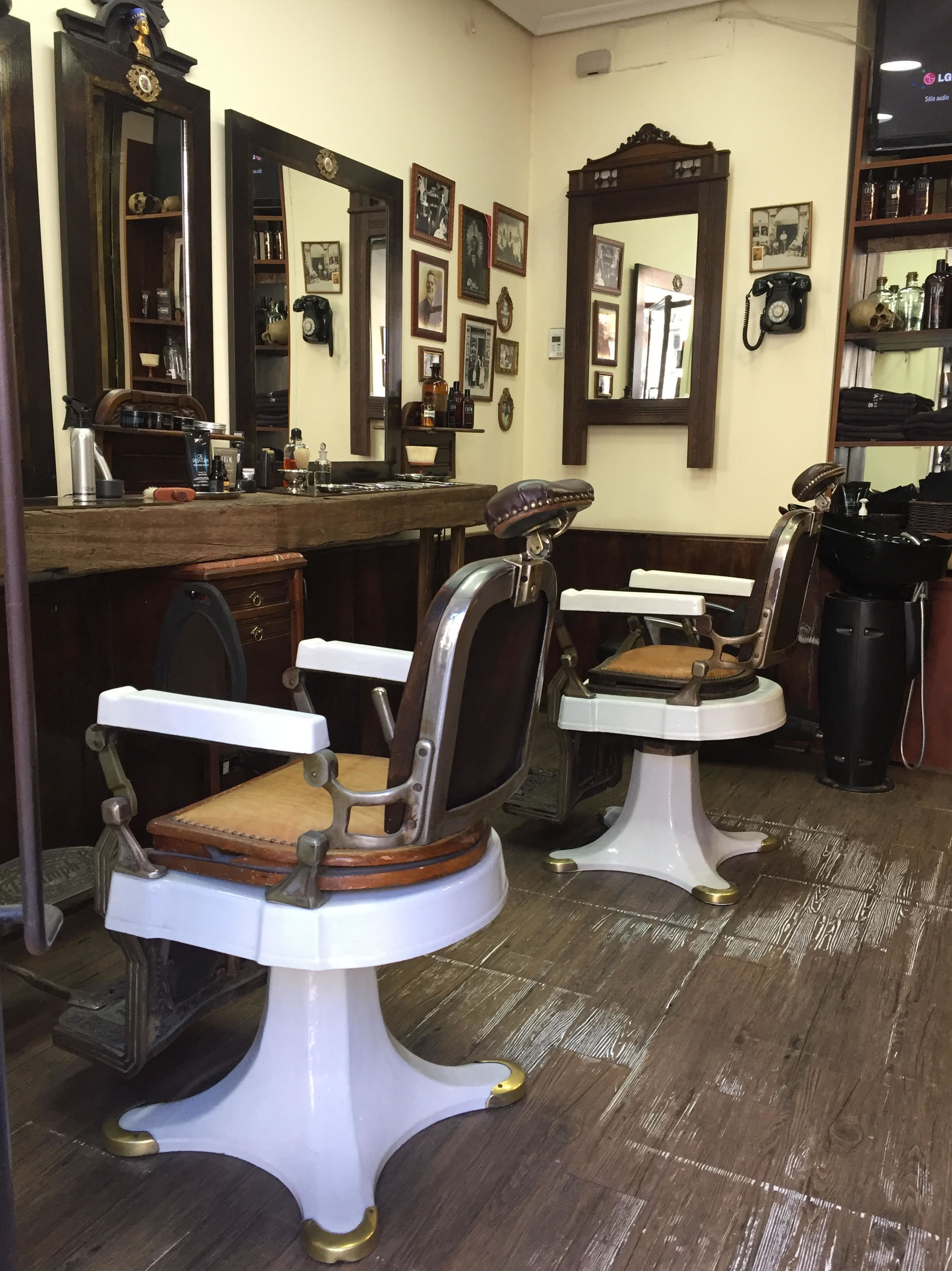 La Barbería de San Bernardo: Servicios de Paco Cabello Peluquerías La Barbería de San Bernardo: Servicios de Paco Cabello Peluquerías