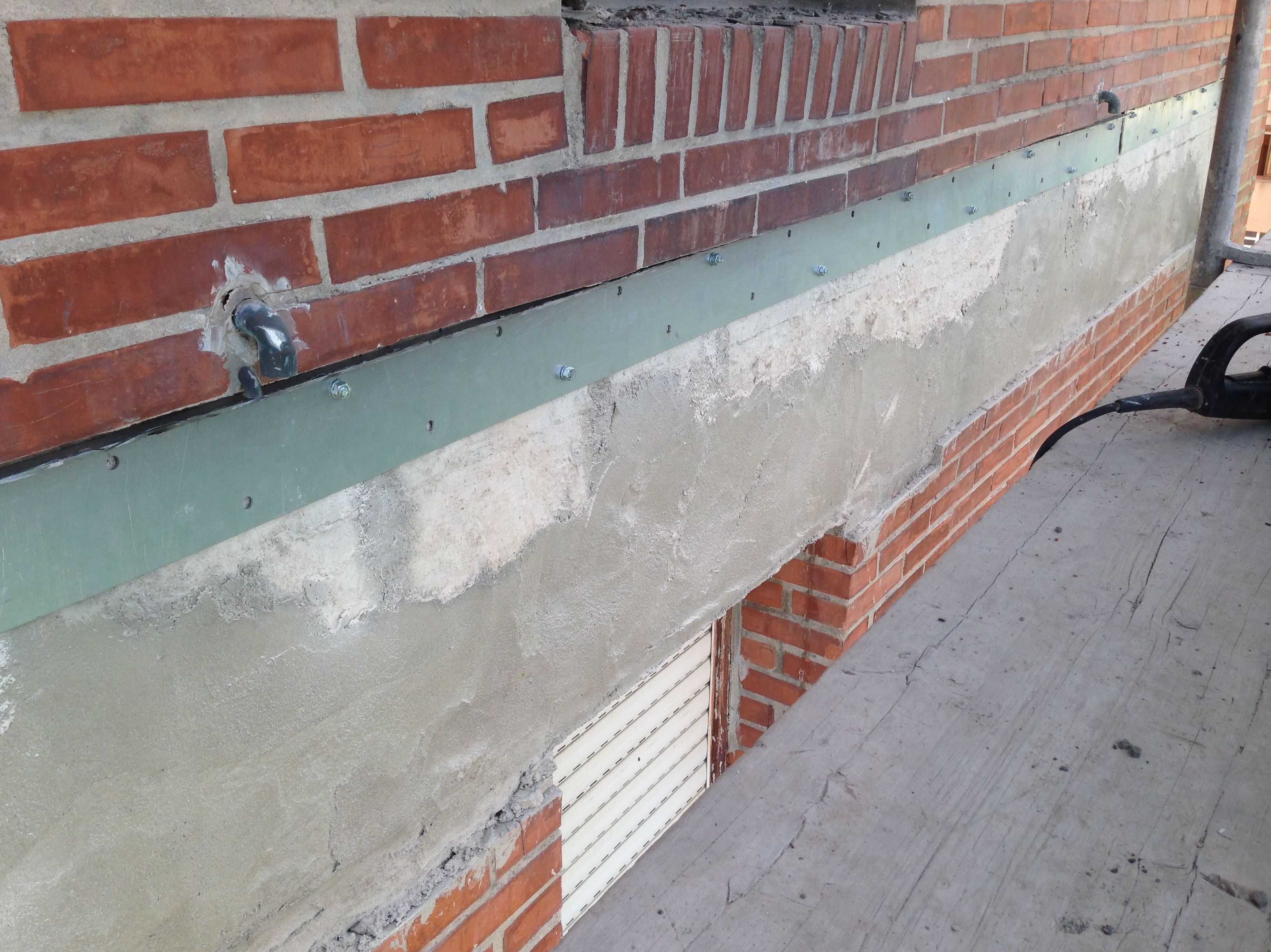 Refuerzo metálico fijado mecanicamente al soporte con expansivos. Refuerzo metálico fijado mecanicamente al soporte con expansivos.