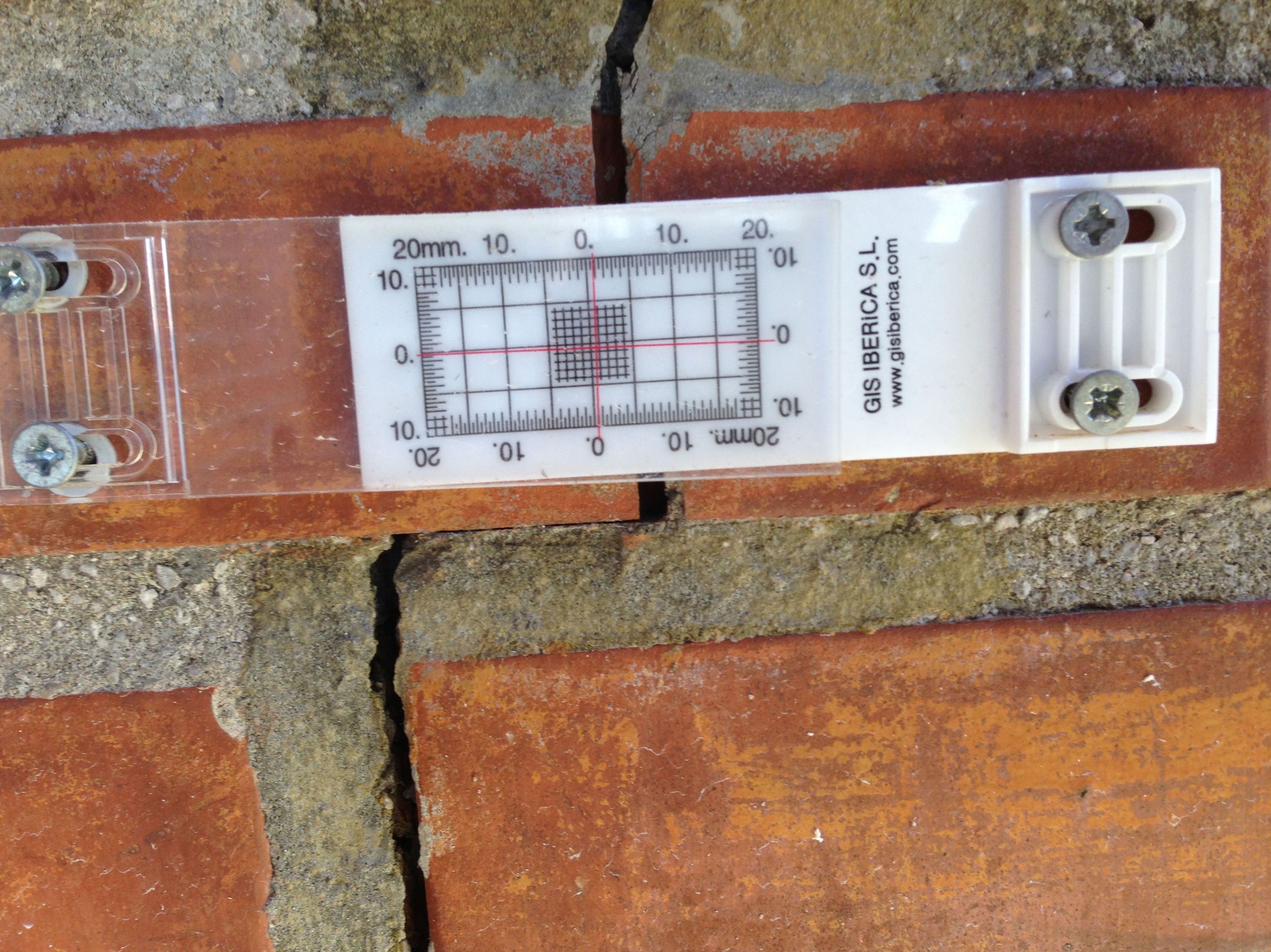 Seguimiento de la evolución de grietas-colocación de fisurómetros. Seguimiento de la evolución de grietas-colocación de fisurómetros.