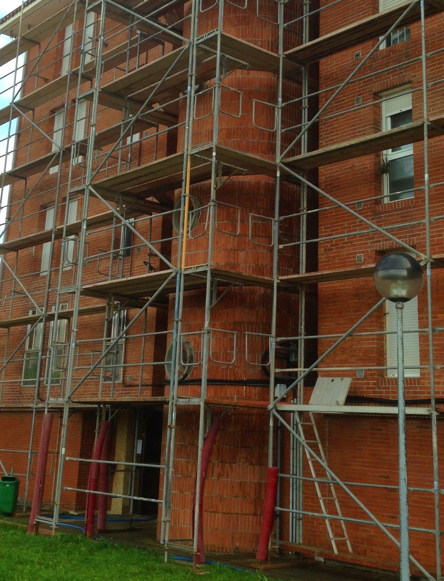 Antes de la rehabilitación en edificio en Santander. Antes de la rehabilitación en edificio en Santander.