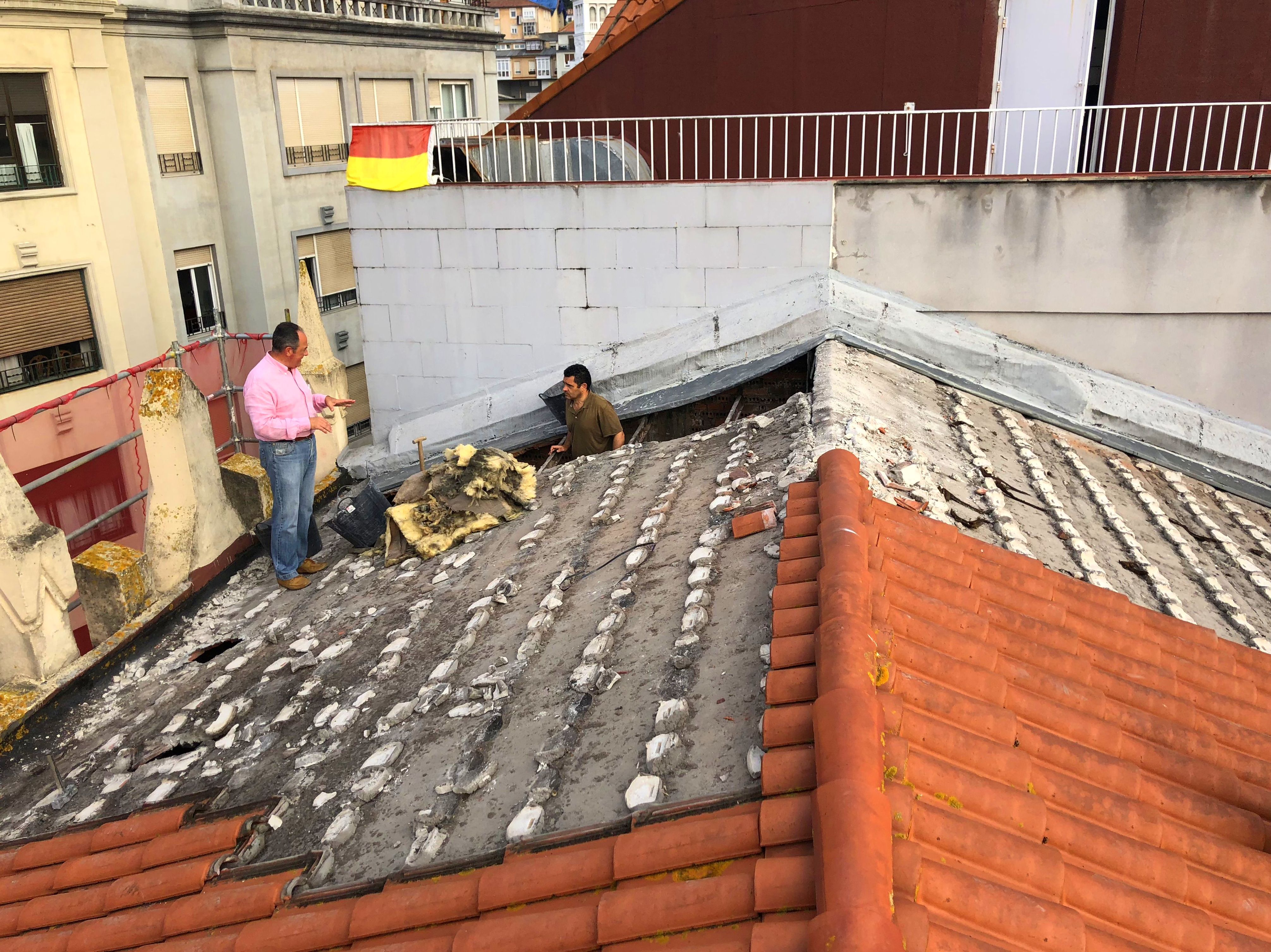 Demolición de tejas y forjado metálico para rehabilitación de tejado.  Demolición de tejas y forjado metálico para rehabilitación de tejado.