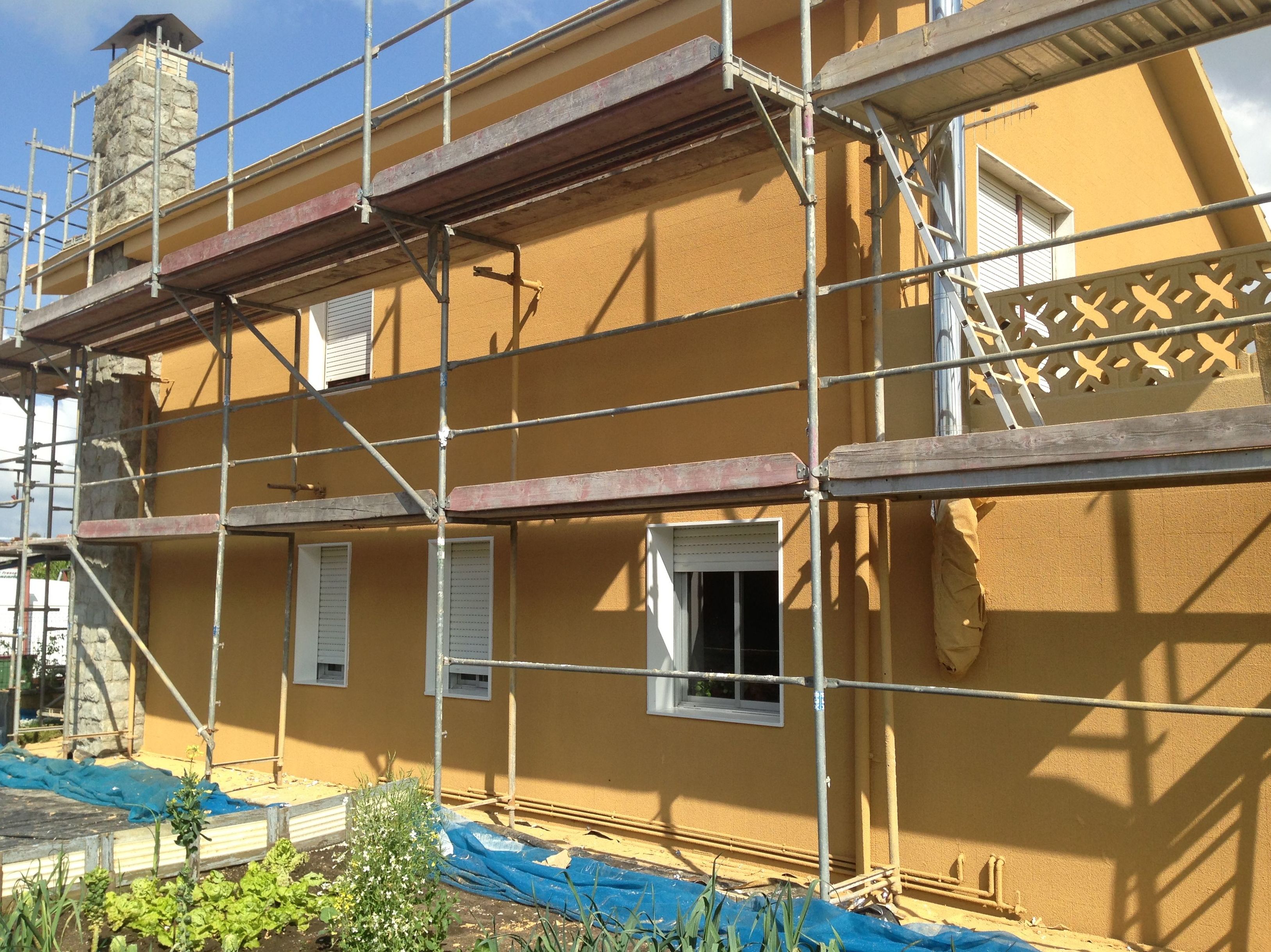 Revestimiento de corcho proyectado en vivienda unifamiliar.