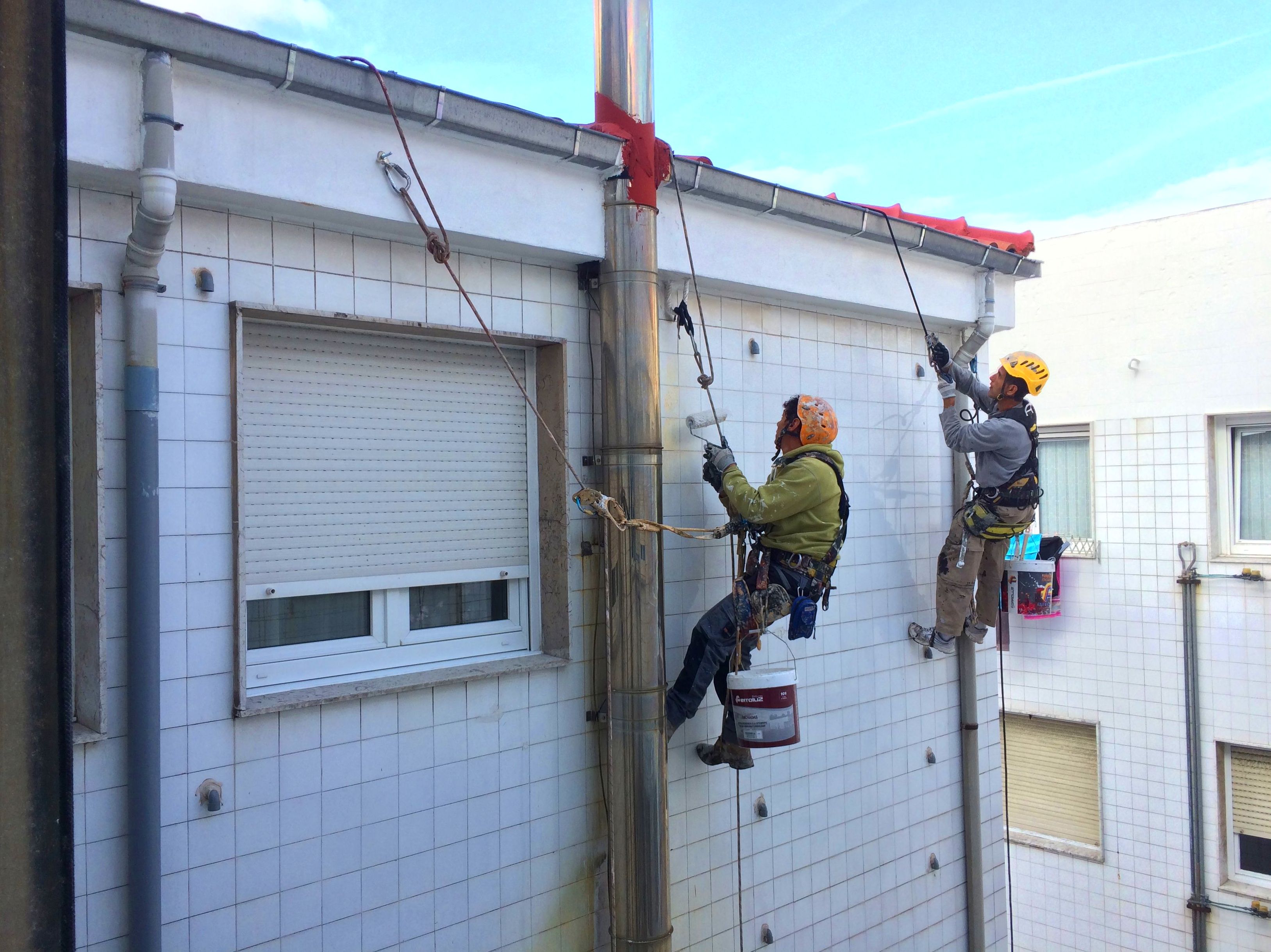 Mantenimiento de comunidades con trabajos verticales en Torrelavega. Mantenimiento de comunidades con trabajos verticales en Torrelavega.