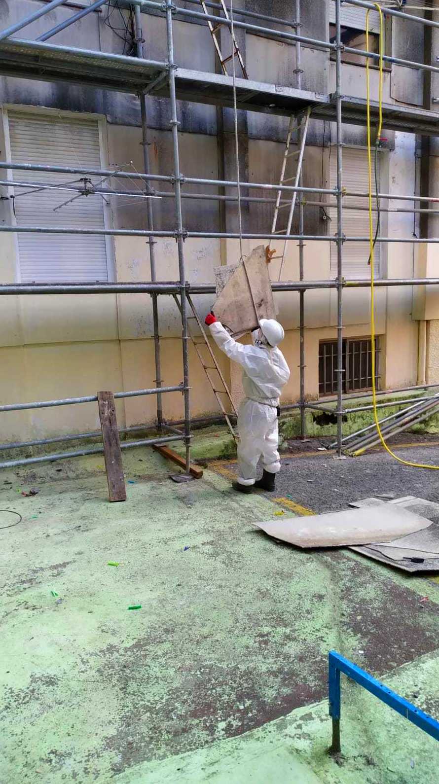 Retirada de uralita en paneles de fachada en Santander.