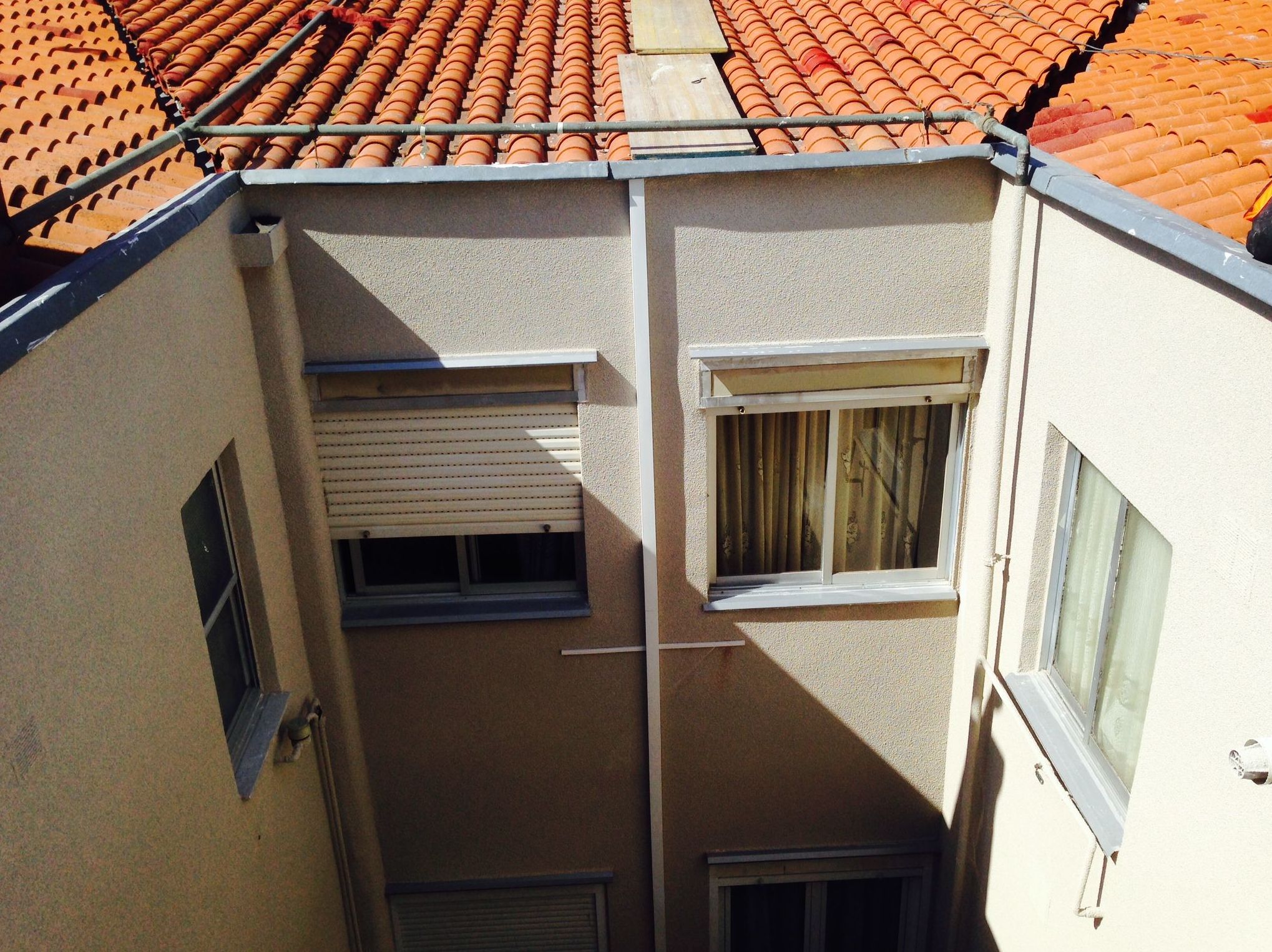 Aplicación de corcho proyectado en patio intrior Santander.