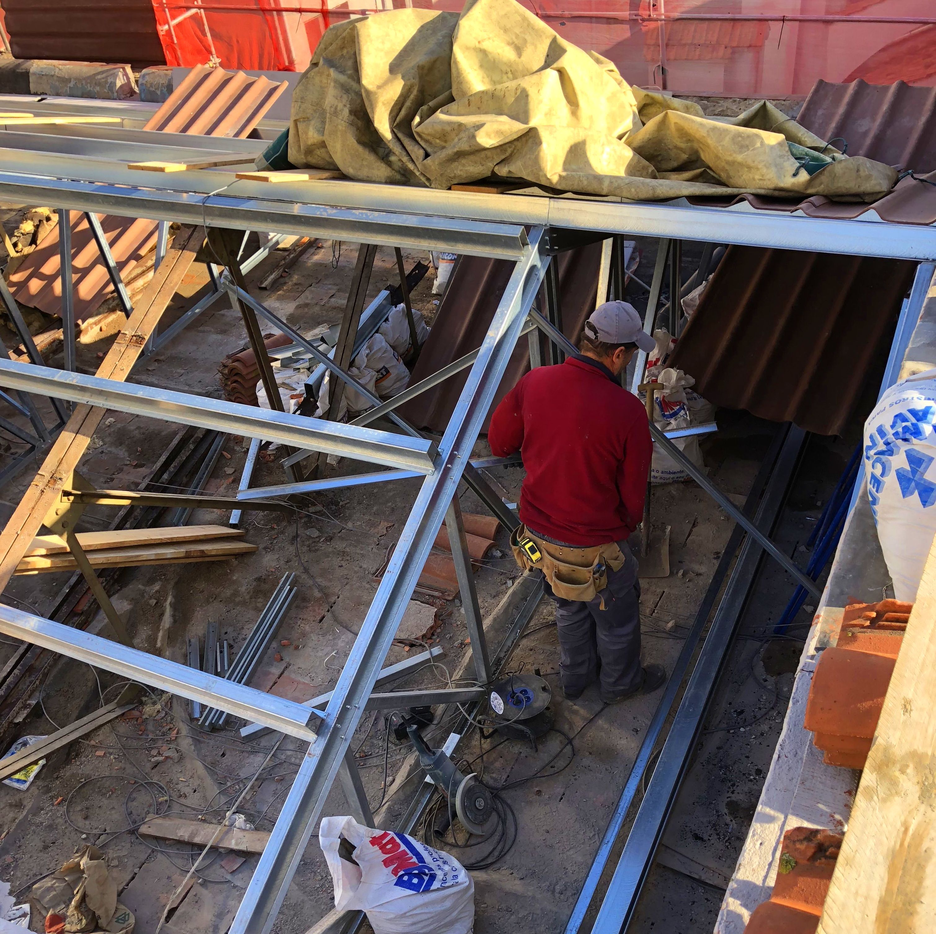 instalación de estructura de cubierta con omegas para aligerar peso en el forjado instalación de estructura de cubierta con omegas para aligerar peso en el forjado