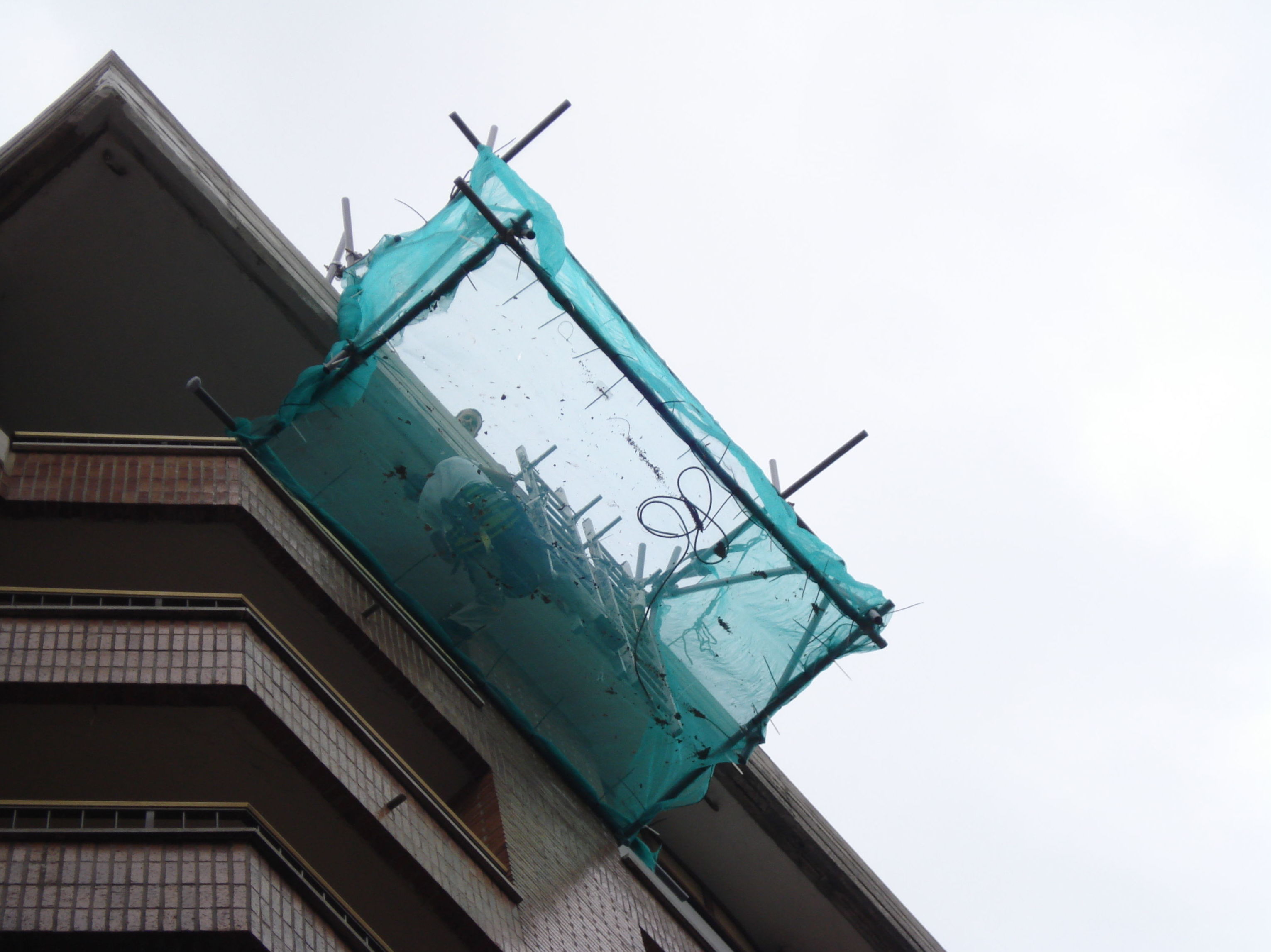 Montaje de estructuras y redes de protección a terceros.