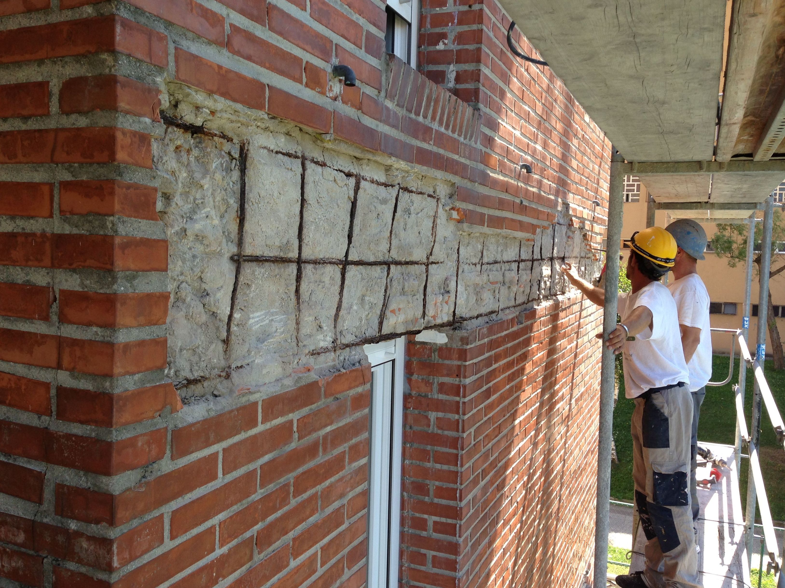 Reconstrucción y refuerzo sobre el que descansará la hoja exterior de fachada. Reconstrucción y refuerzo sobre el que descansará la hoja exterior de fachada.