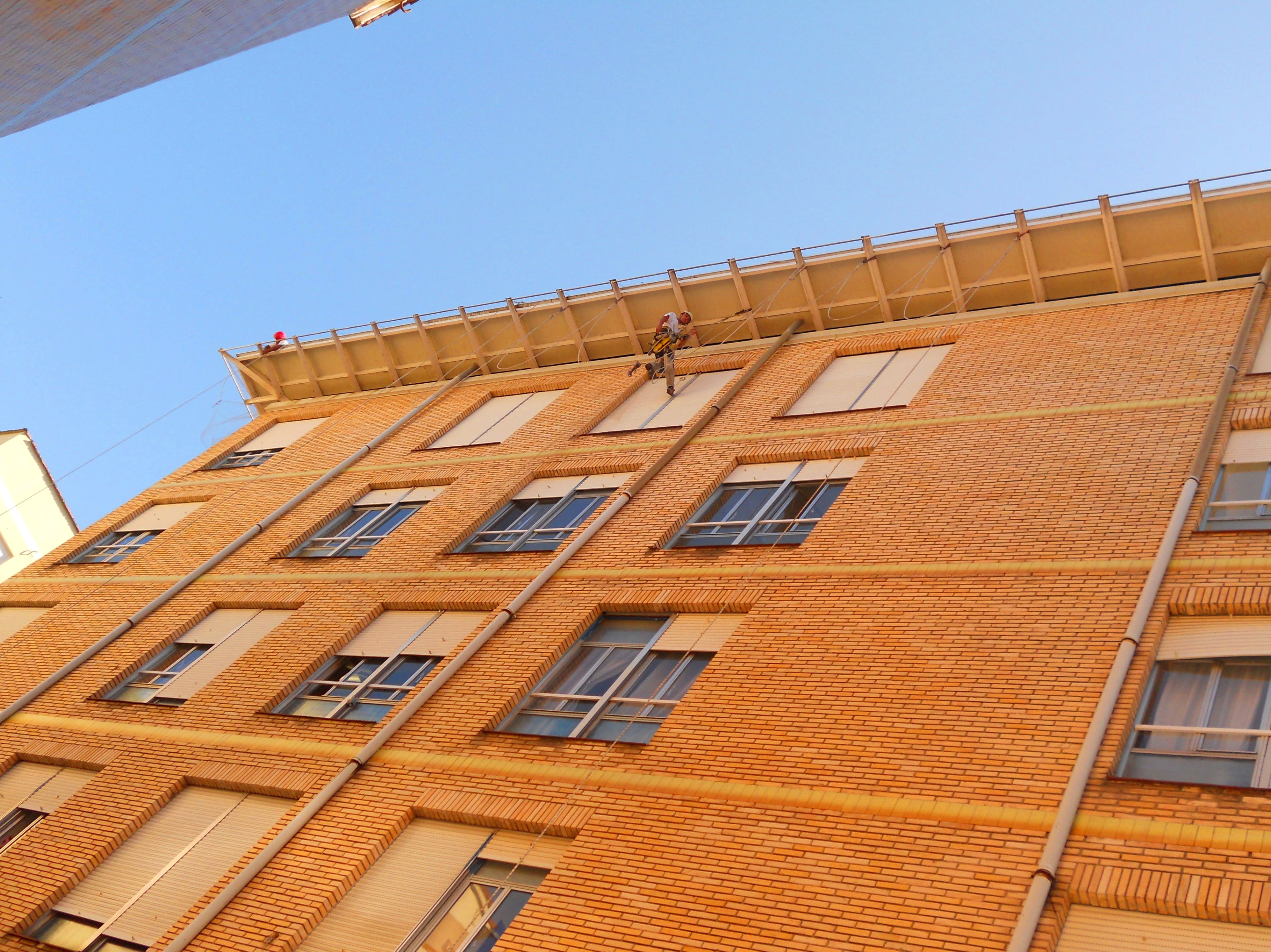 Colocación de redes de antiaves con trabajos verticales Cantabria.