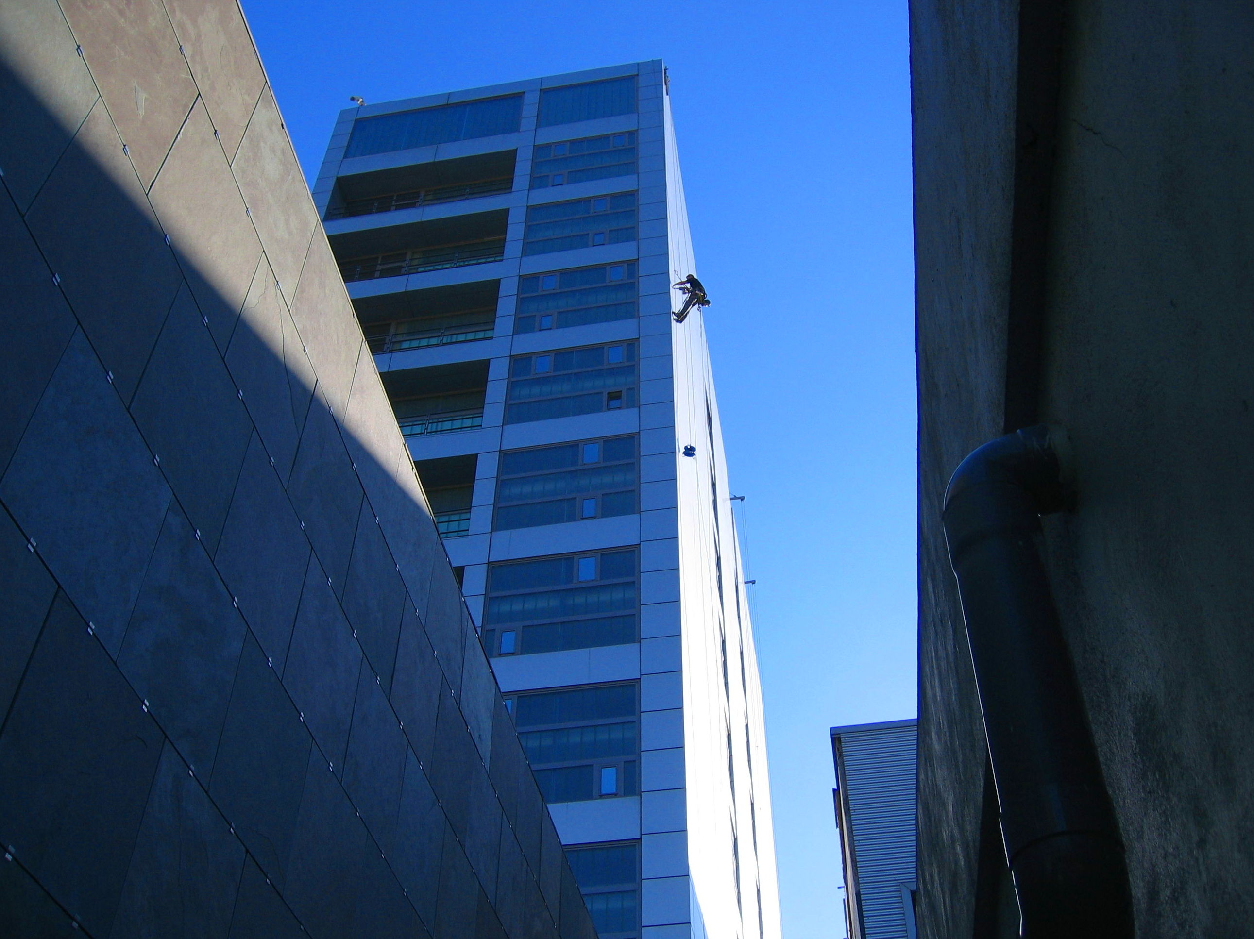 Fijación de chapas fachada ventilada Valdecilla.