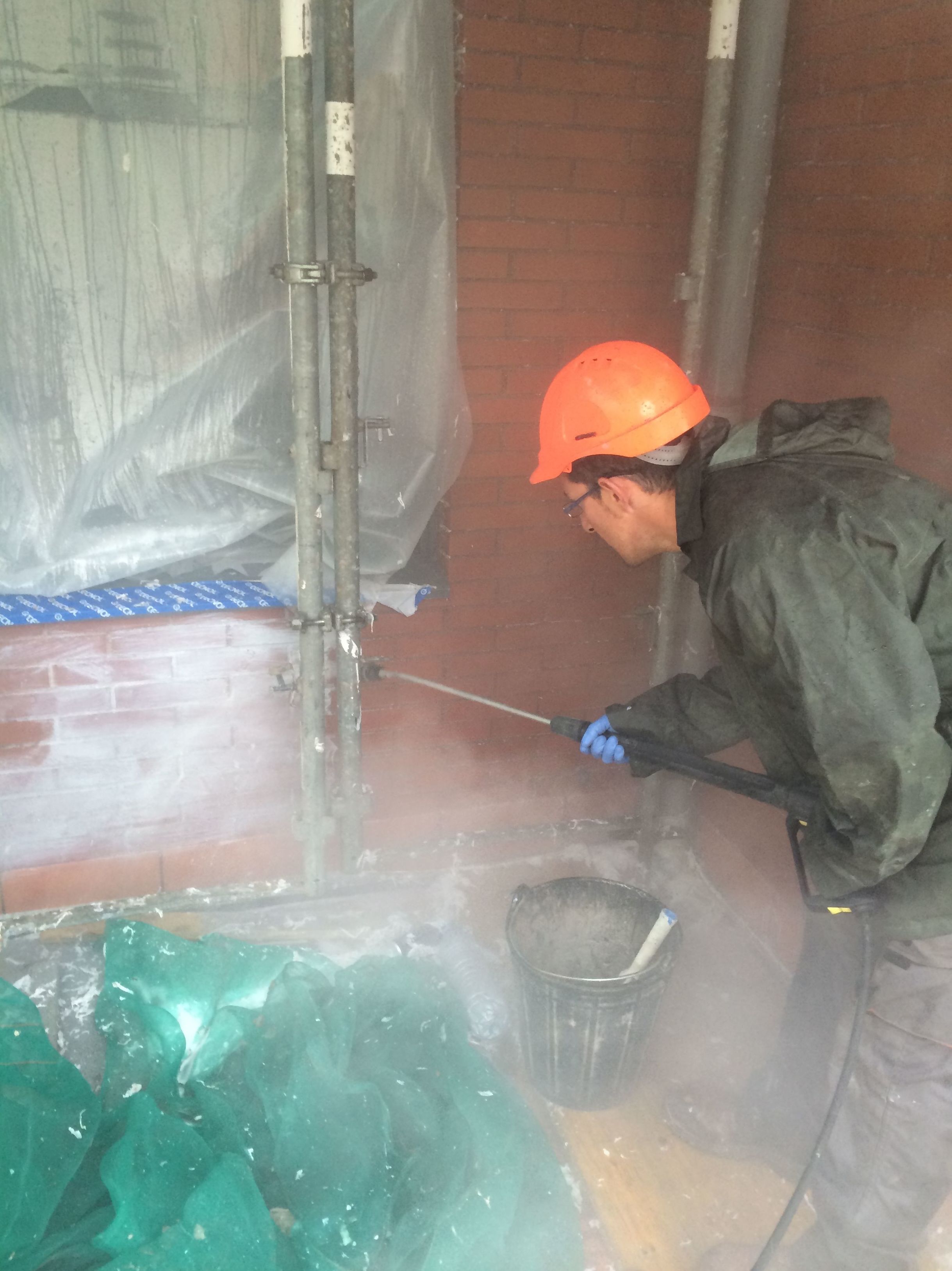 Decapado con agua a presión y aplicación de hidrófugogo en Santander-Torrelavega. Decapado con agua a presión y aplicación de hidrófugogo en Santander-Torrelavega.