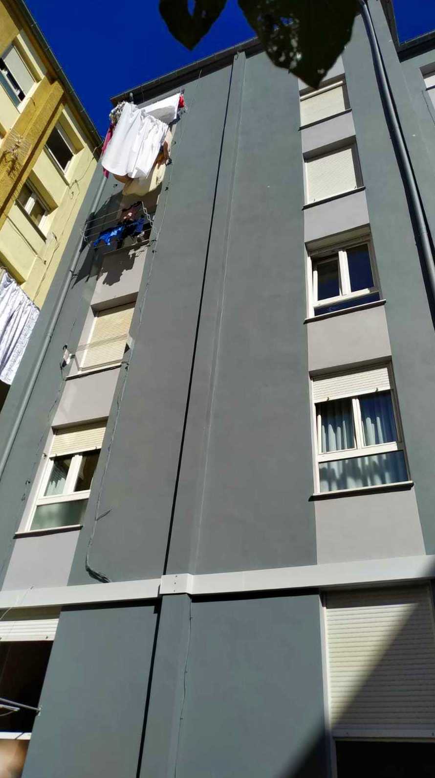 Fachada acabada en mortero y pintura antifisuras.