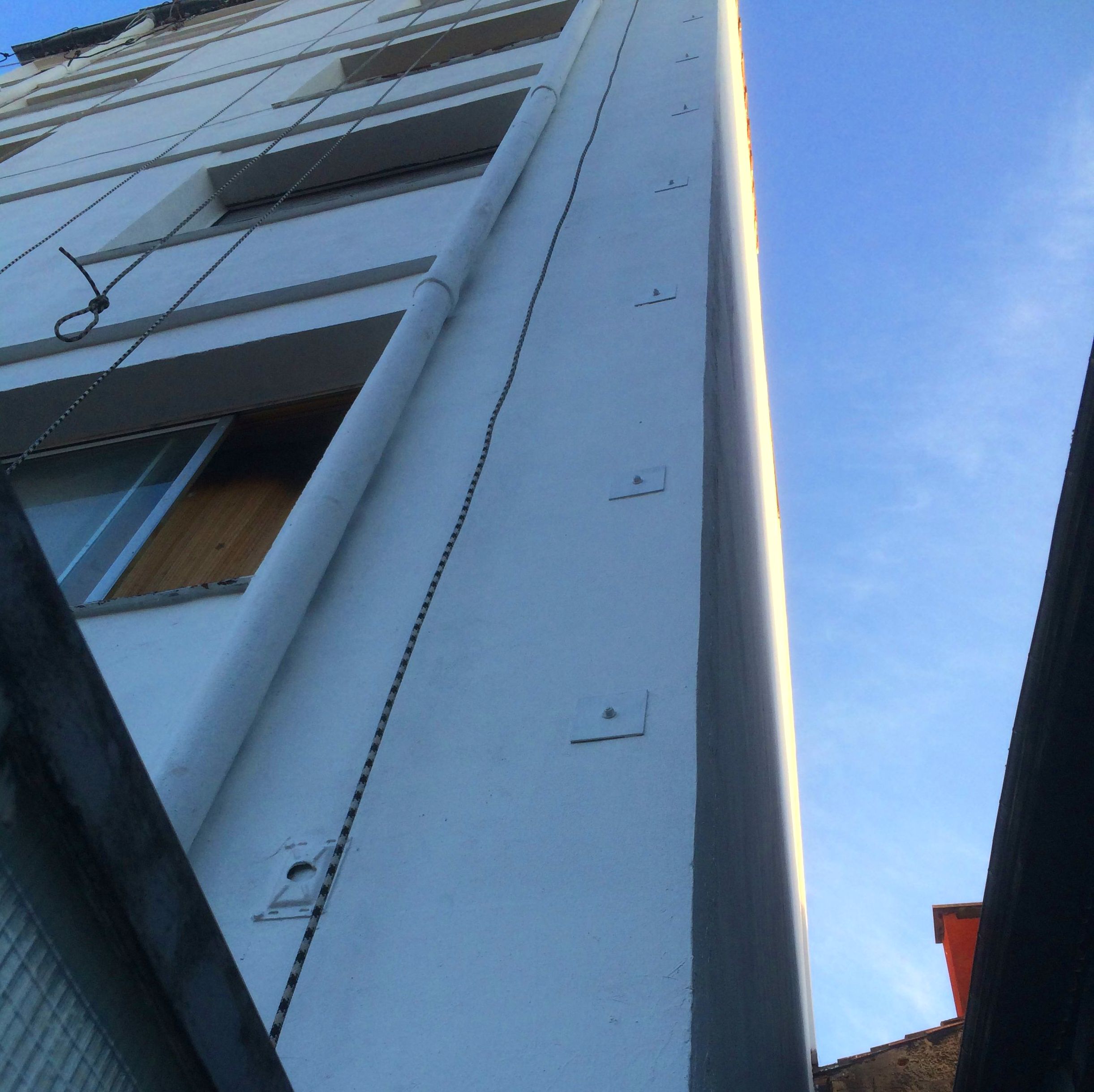 Desplazamiento de fachada, anclajes químicos. Desplazamiento de fachada, anclajes químicos.