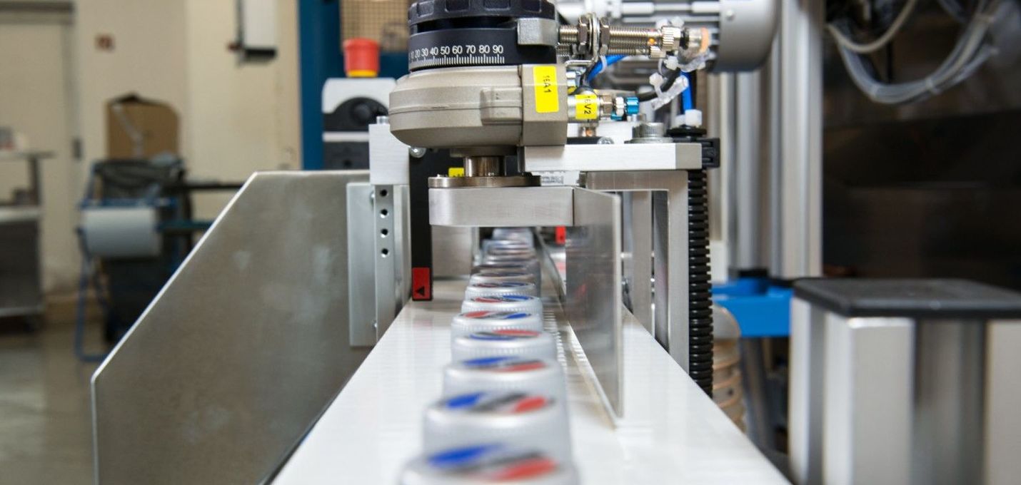 Máquina que combina la impresión por tampón y la individualización mediante láser