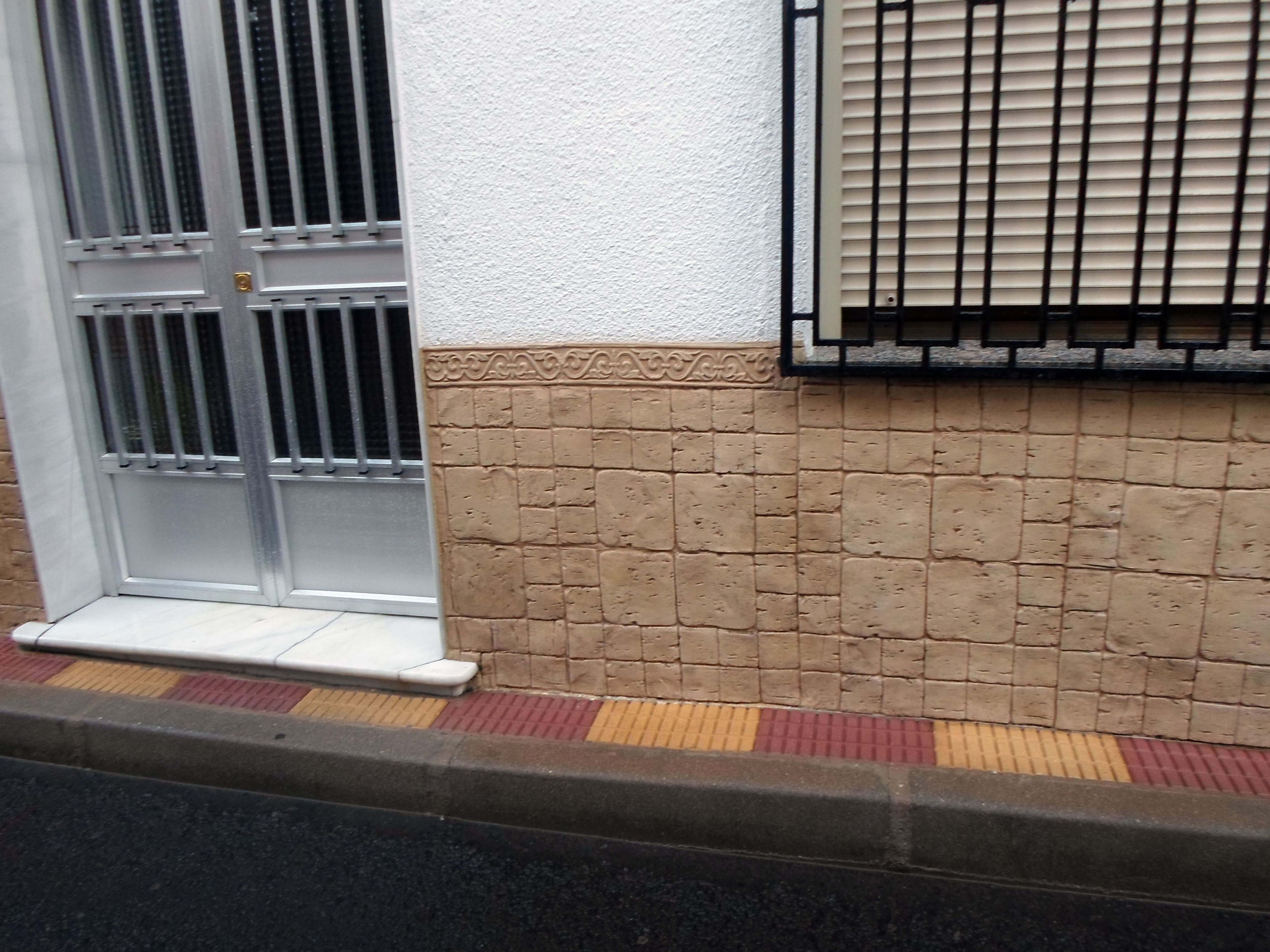 Fachada con imitación de piedra, y cenefa. Fachada con imitación de piedra, y cenefa.
