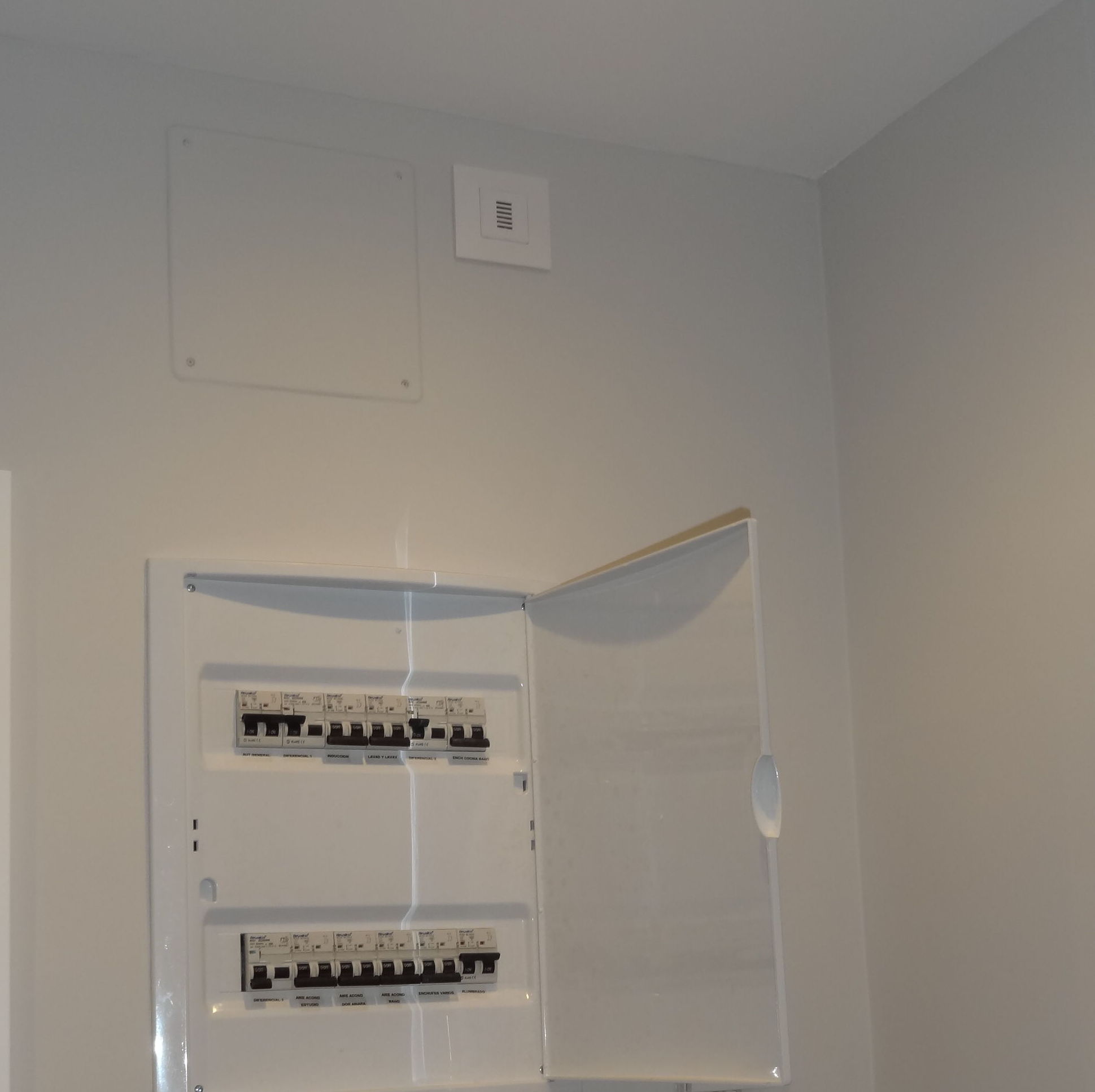 INSTALACIONES DE ELECTRICIDAD, ILUMINACION Y REDES DE VOZ Y DATOS: Nuestros servicios de Esteban Sanz Proyectos, Obras y Reformas INSTALACIONES DE ELECTRICIDAD, ILUMINACION Y REDES DE VOZ Y DATOS: Nuestros servicios de Esteban Sanz Proyectos, Obras y Reformas