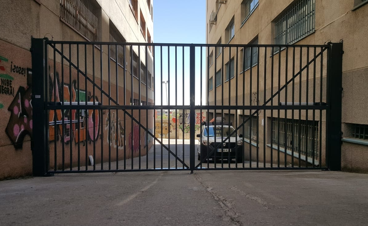Instalación de puertas batientes de dos hojas: Productos y Servicios de Luvematic Instalación de puertas batientes de dos hojas: Productos y Servicios de Luvematic