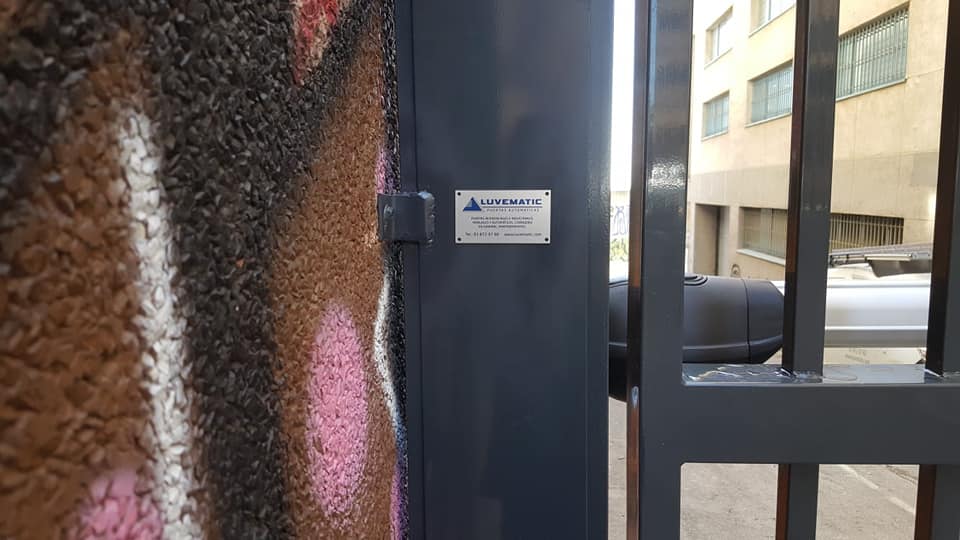 Instalación de puertas batientes de dos hojas: Productos y Servicios de Luvematic Instalación de puertas batientes de dos hojas: Productos y Servicios de Luvematic