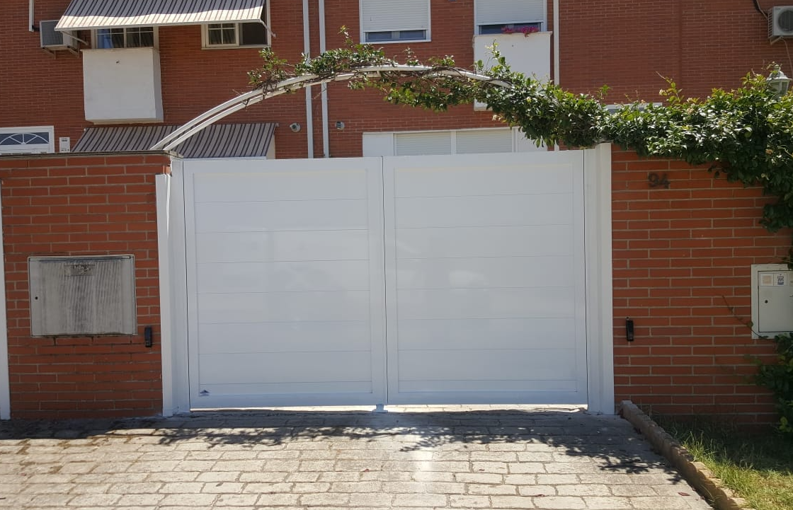 Instalación de puerta batiente de dos hojas y puerta de peatones: Productos y Servicios de Luvematic Instalación de puerta batiente de dos hojas y puerta de peatones: Productos y Servicios de Luvematic