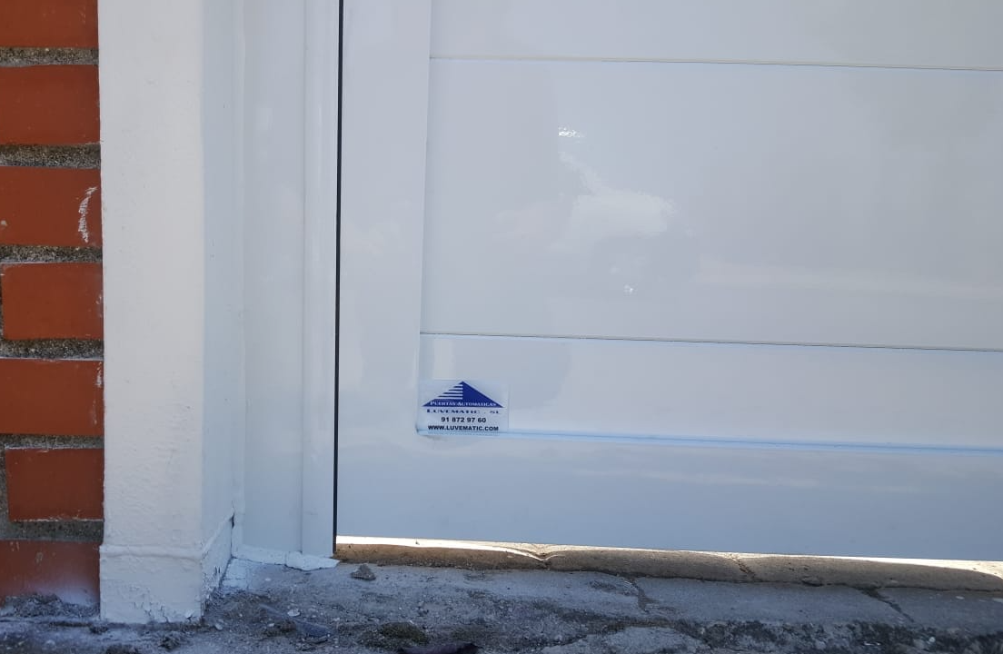 Instalación de puerta batiente de dos hojas y puerta de peatones: Productos y Servicios de Luvematic Instalación de puerta batiente de dos hojas y puerta de peatones: Productos y Servicios de Luvematic