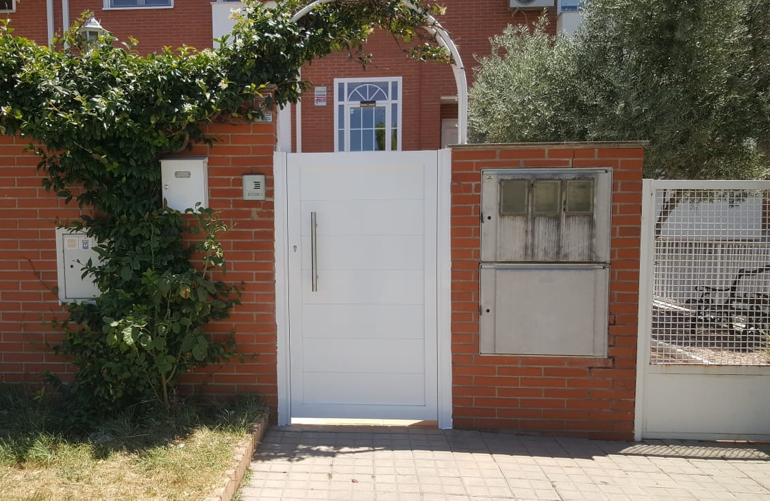Instalación de puerta batiente de dos hojas y puerta de peatones: Productos y Servicios de Luvematic Instalación de puerta batiente de dos hojas y puerta de peatones: Productos y Servicios de Luvematic