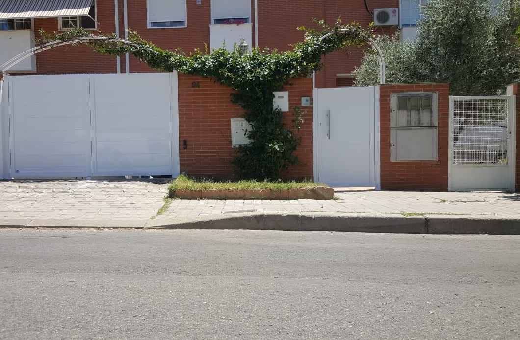 Instalación de puerta batiente de dos hojas y puerta de peatones: Productos y Servicios de Luvematic Instalación de puerta batiente de dos hojas y puerta de peatones: Productos y Servicios de Luvematic