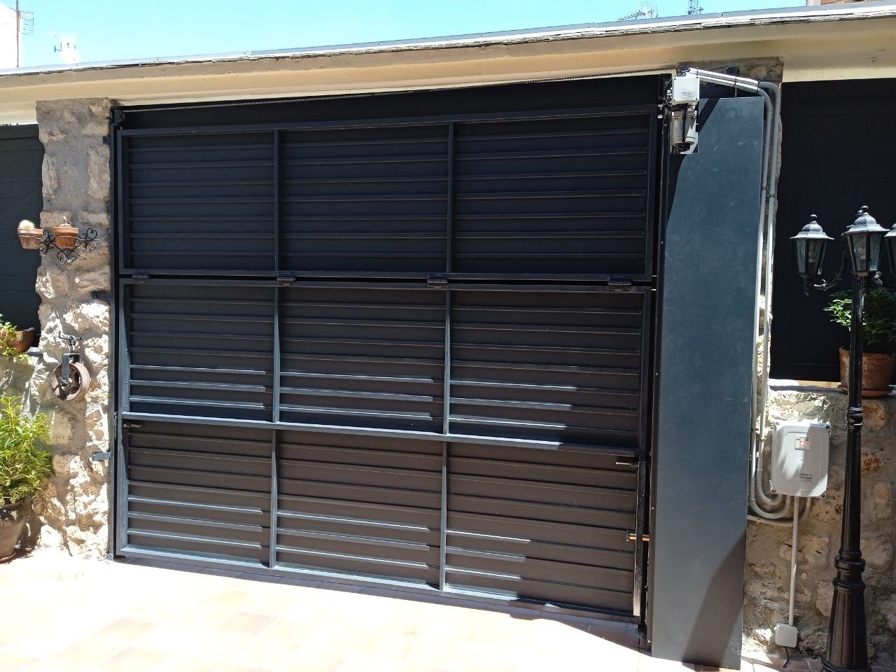 Instalación de puerta peatonal con valla en aluminio soldado: Productos y Servicios de Luvematic Instalación de puerta peatonal con valla en aluminio soldado: Productos y Servicios de Luvematic