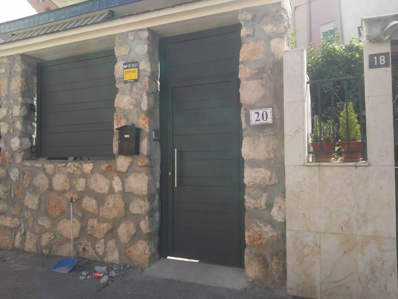 Instalación de puerta peatonal con valla en aluminio soldado: Productos y Servicios de Luvematic Instalación de puerta peatonal con valla en aluminio soldado: Productos y Servicios de Luvematic