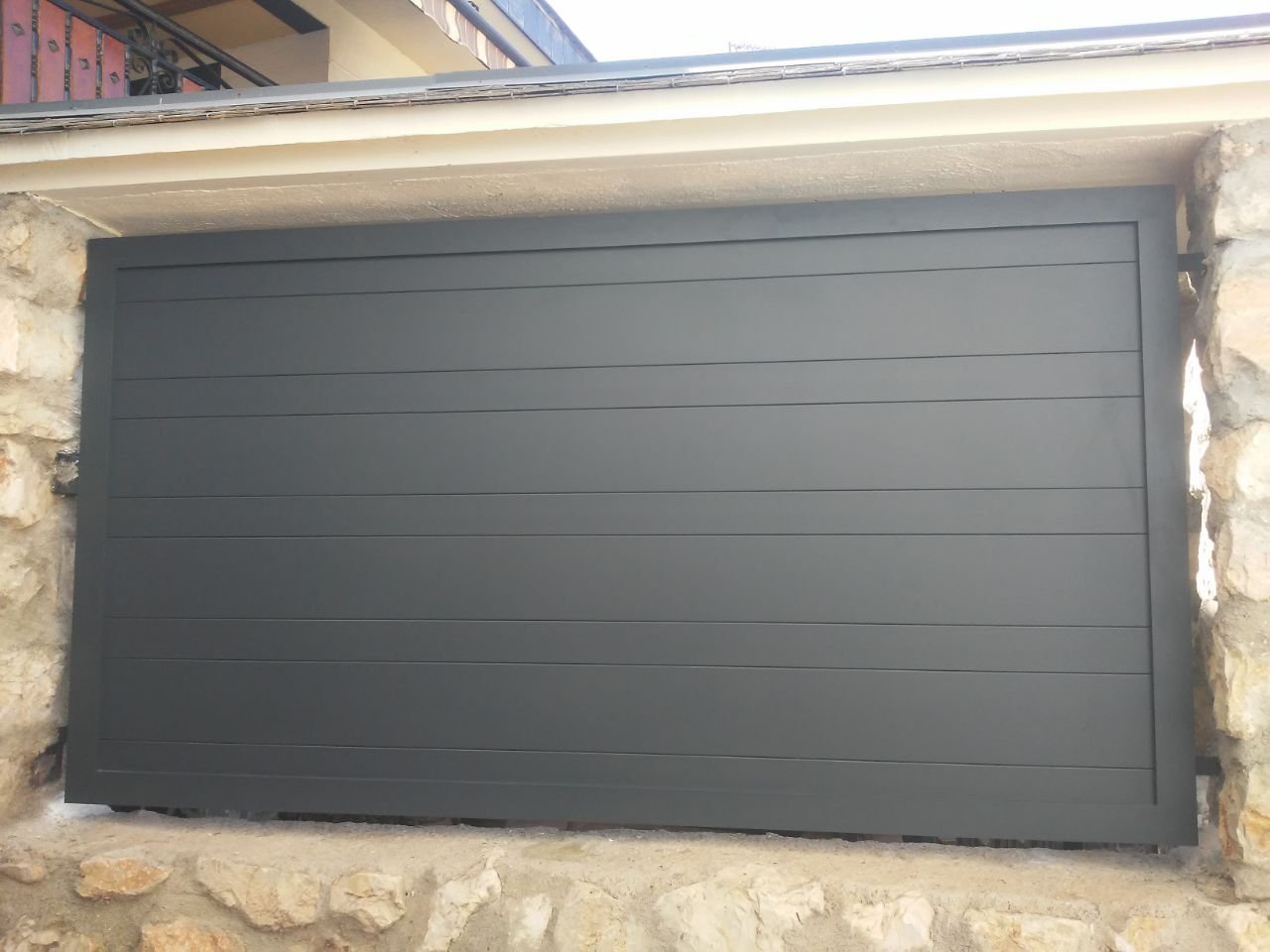 Instalación de puerta peatonal con valla en aluminio soldado: Productos y Servicios de Luvematic Instalación de puerta peatonal con valla en aluminio soldado: Productos y Servicios de Luvematic