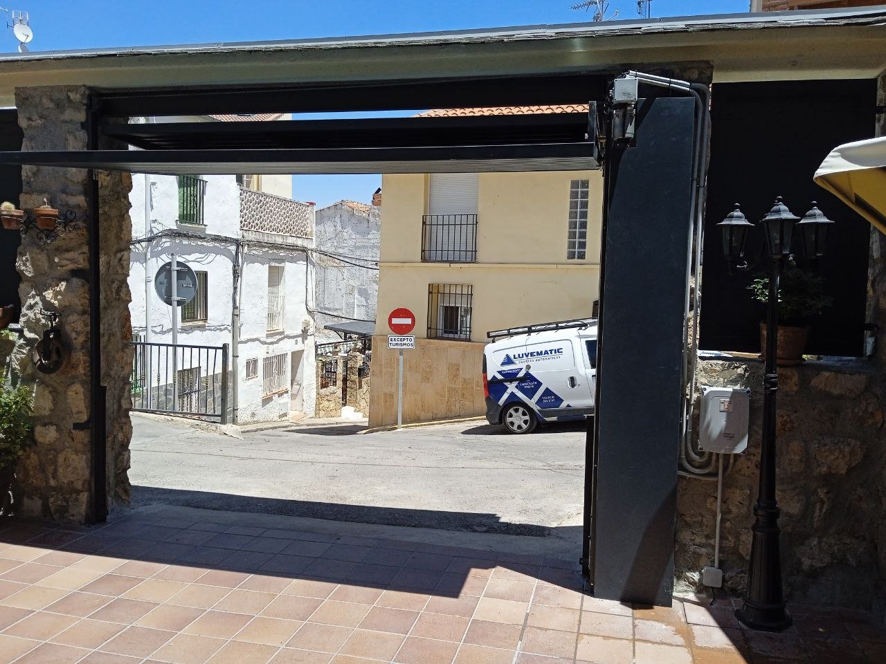 Instalación de puerta peatonal con valla en aluminio soldado: Productos y Servicios de Luvematic Instalación de puerta peatonal con valla en aluminio soldado: Productos y Servicios de Luvematic