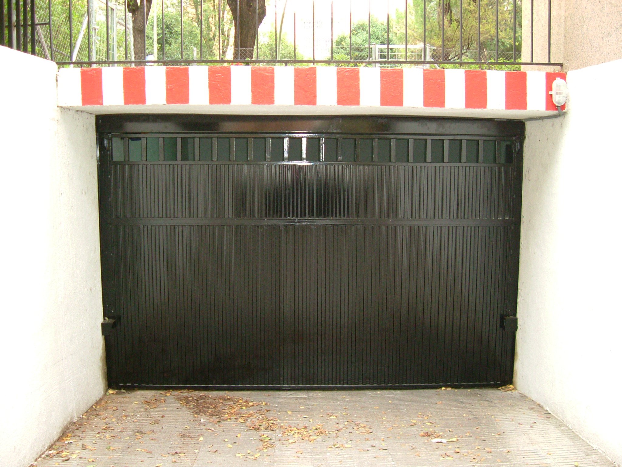 Puerta basculante en comunidad: Productos y Servicios de Luvematic Puerta basculante en comunidad: Productos y Servicios de Luvematic