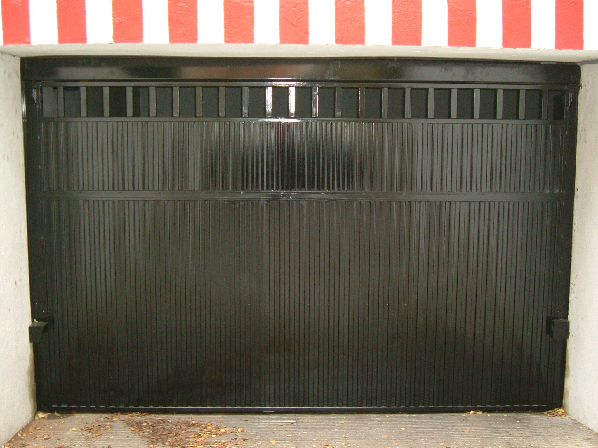 Puerta basculante en comunidad: Productos y Servicios de Luvematic Puerta basculante en comunidad: Productos y Servicios de Luvematic
