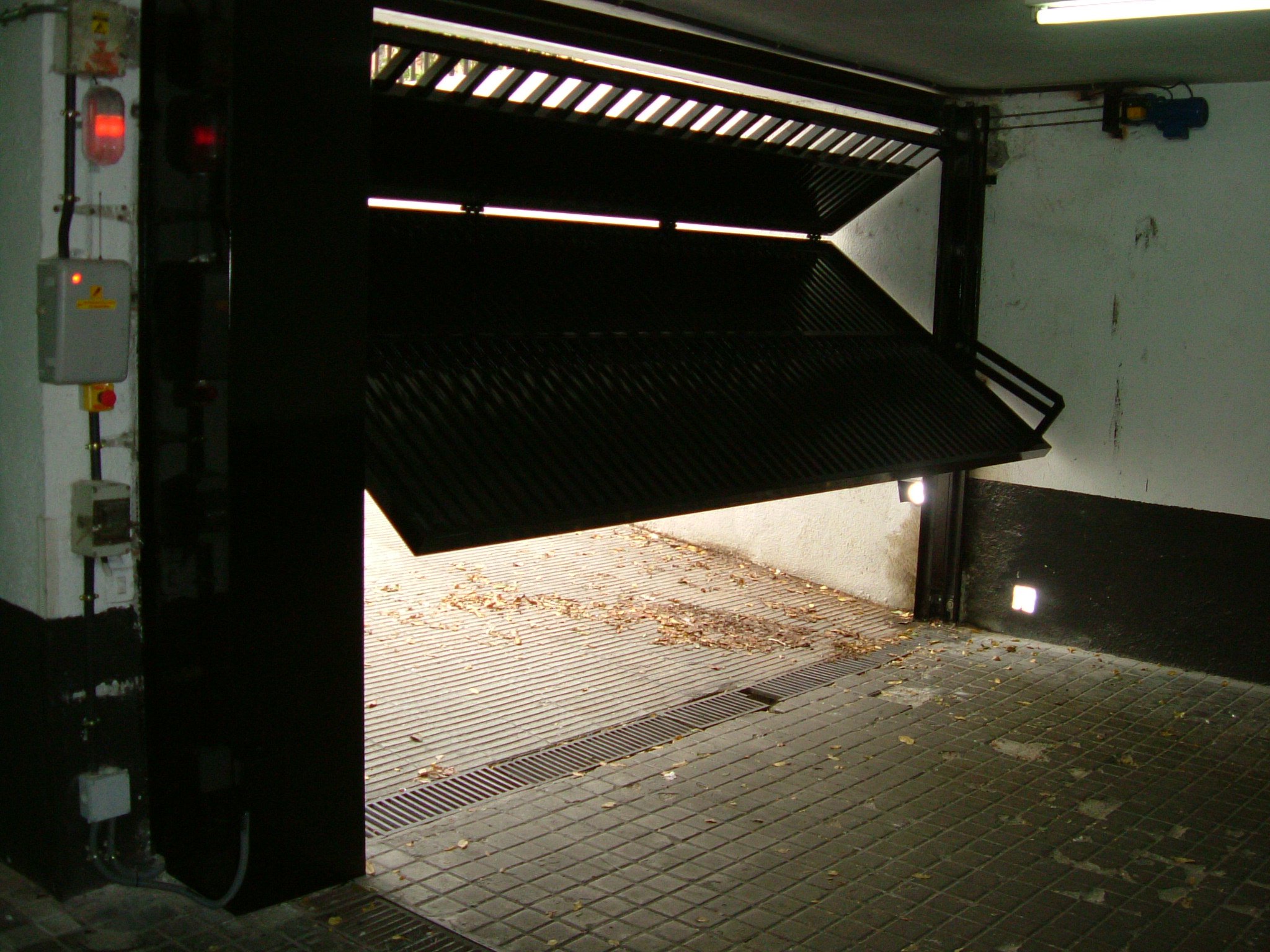 Puerta basculante en comunidad: Productos y Servicios de Luvematic Puerta basculante en comunidad: Productos y Servicios de Luvematic
