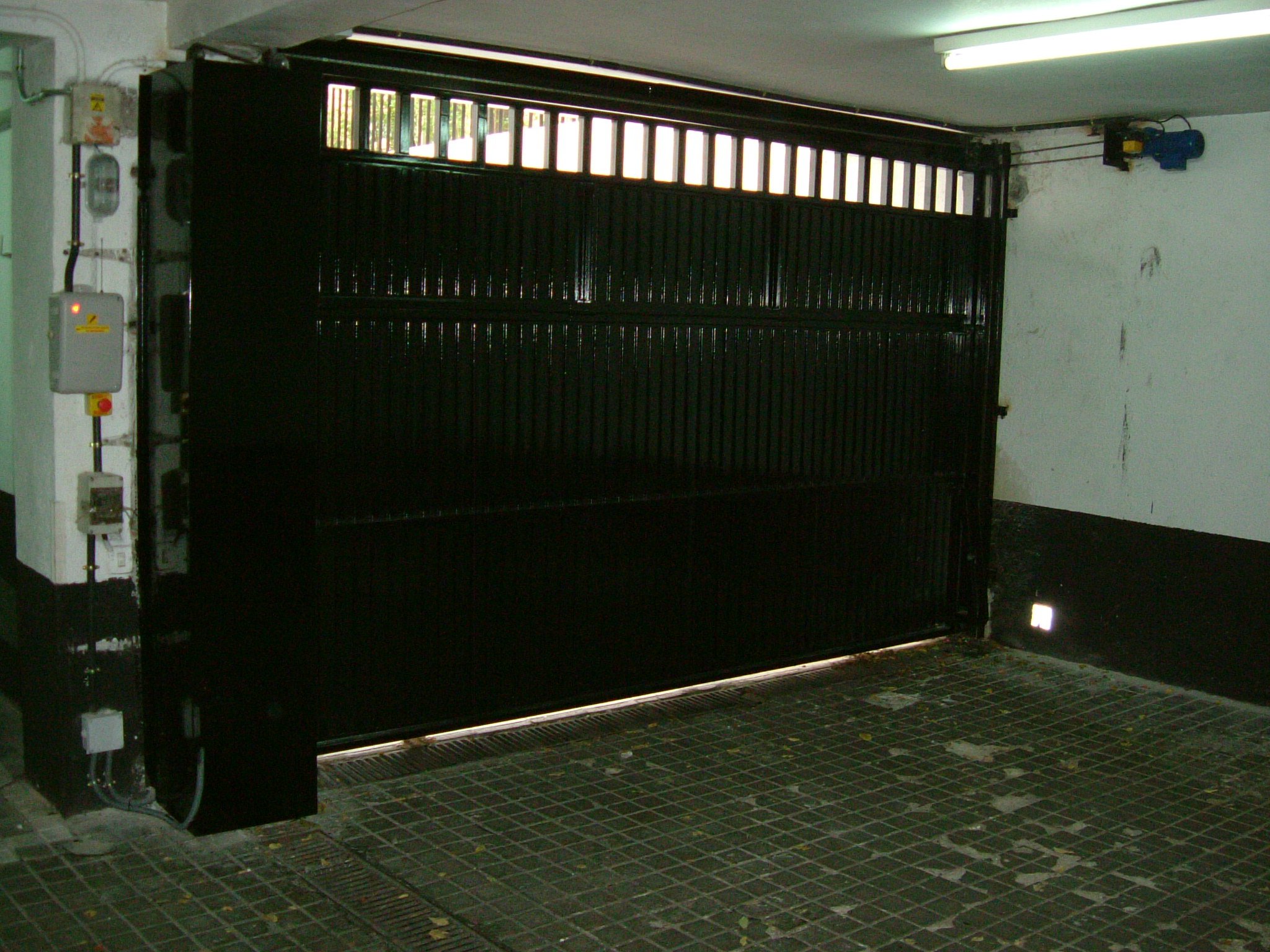 Puerta basculante en comunidad: Productos y Servicios de Luvematic Puerta basculante en comunidad: Productos y Servicios de Luvematic