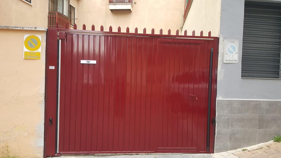 Instalación de puerta batiente con puerta de peatones incorporada: Productos y Servicios de Luvematic Instalación de puerta batiente con puerta de peatones incorporada: Productos y Servicios de Luvematic