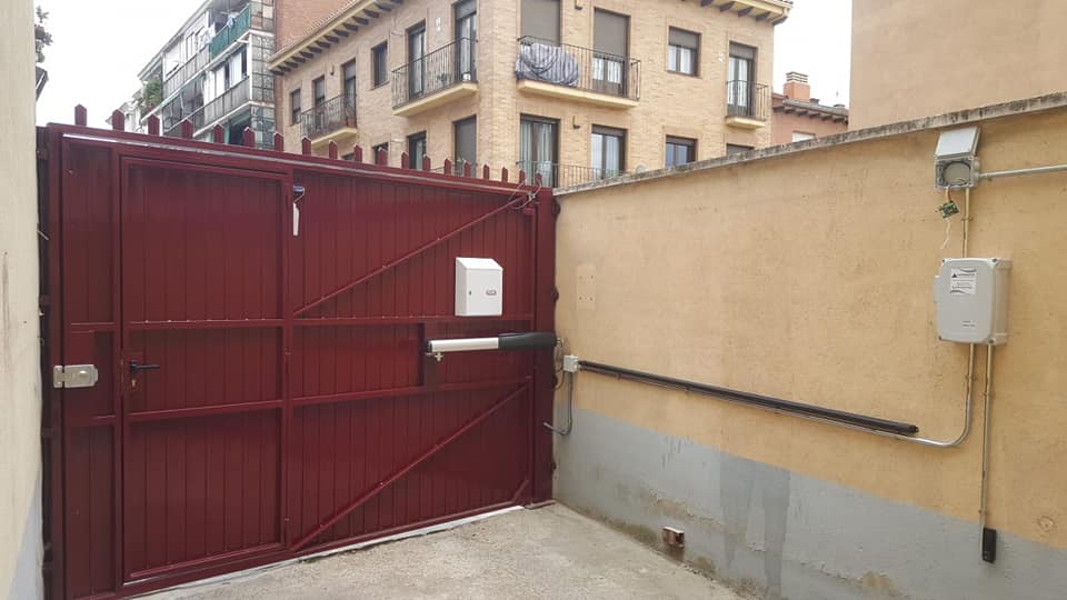 Instalación de puerta batiente con puerta de peatones incorporada: Productos y Servicios de Luvematic Instalación de puerta batiente con puerta de peatones incorporada: Productos y Servicios de Luvematic
