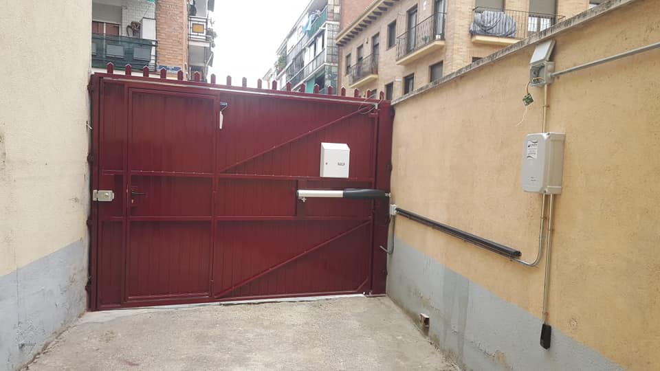 Instalación de puerta batiente con puerta de peatones incorporada: Productos y Servicios de Luvematic Instalación de puerta batiente con puerta de peatones incorporada: Productos y Servicios de Luvematic