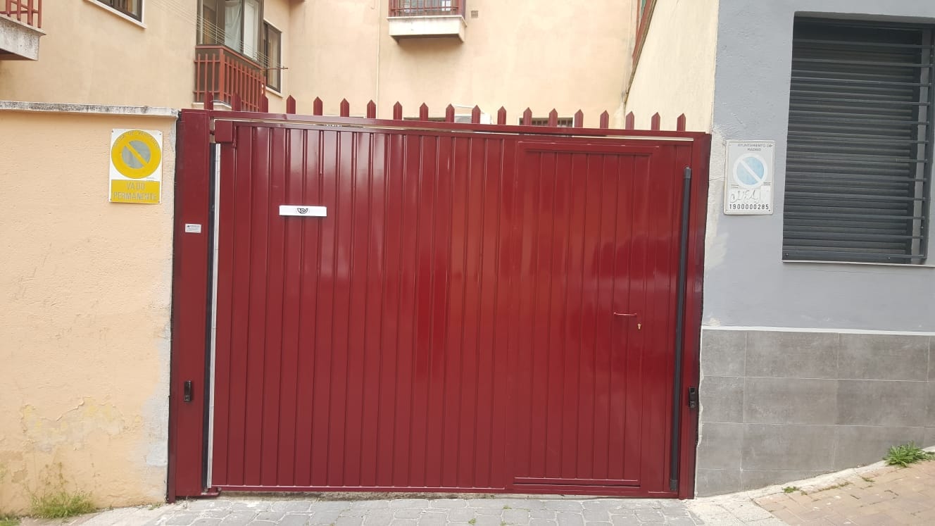 Instalación de puerta batiente con puerta de peatones incorporada: Productos y Servicios de Luvematic Instalación de puerta batiente con puerta de peatones incorporada: Productos y Servicios de Luvematic